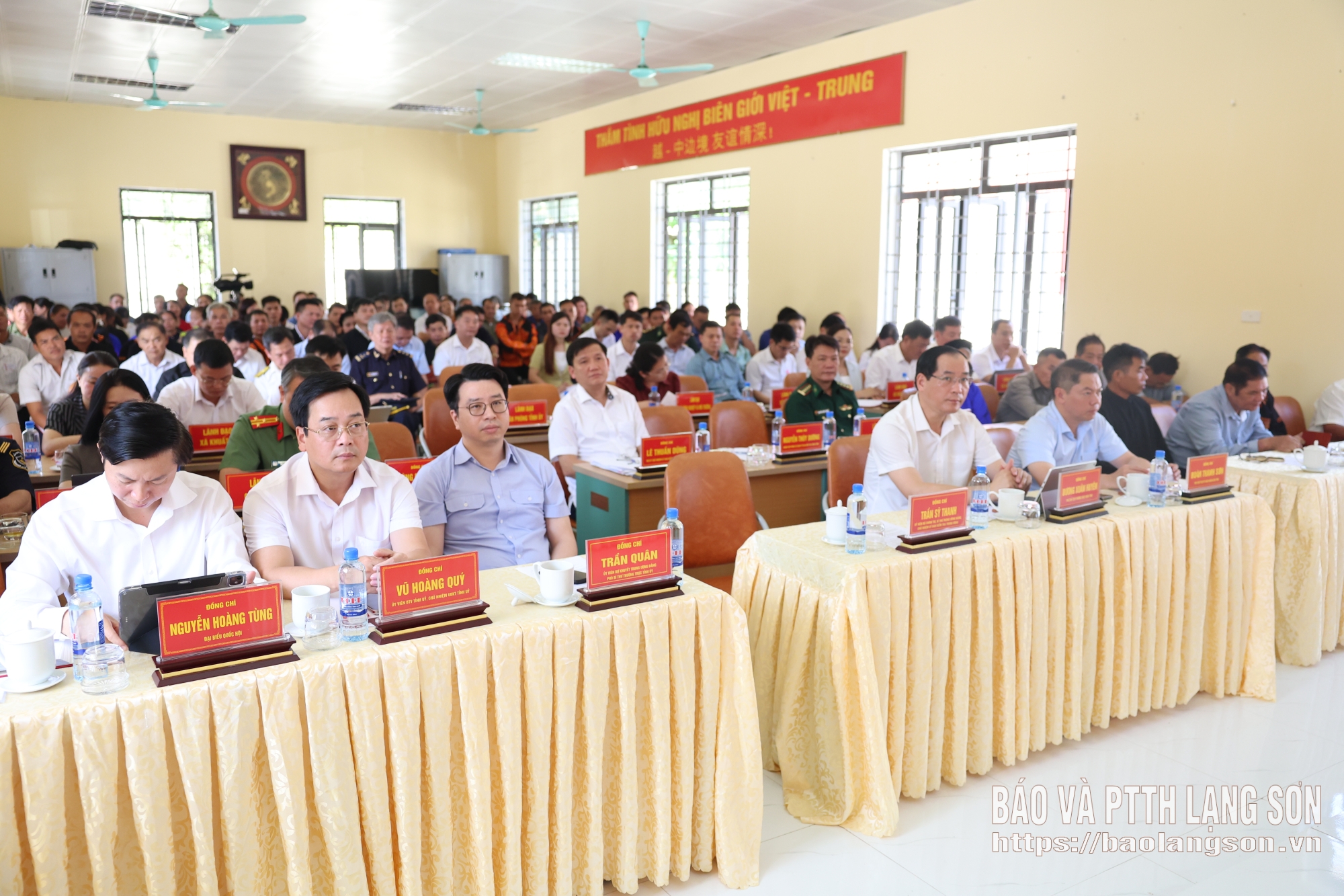 Các đại biểu dự hội nghị tiếp xúc cử tri