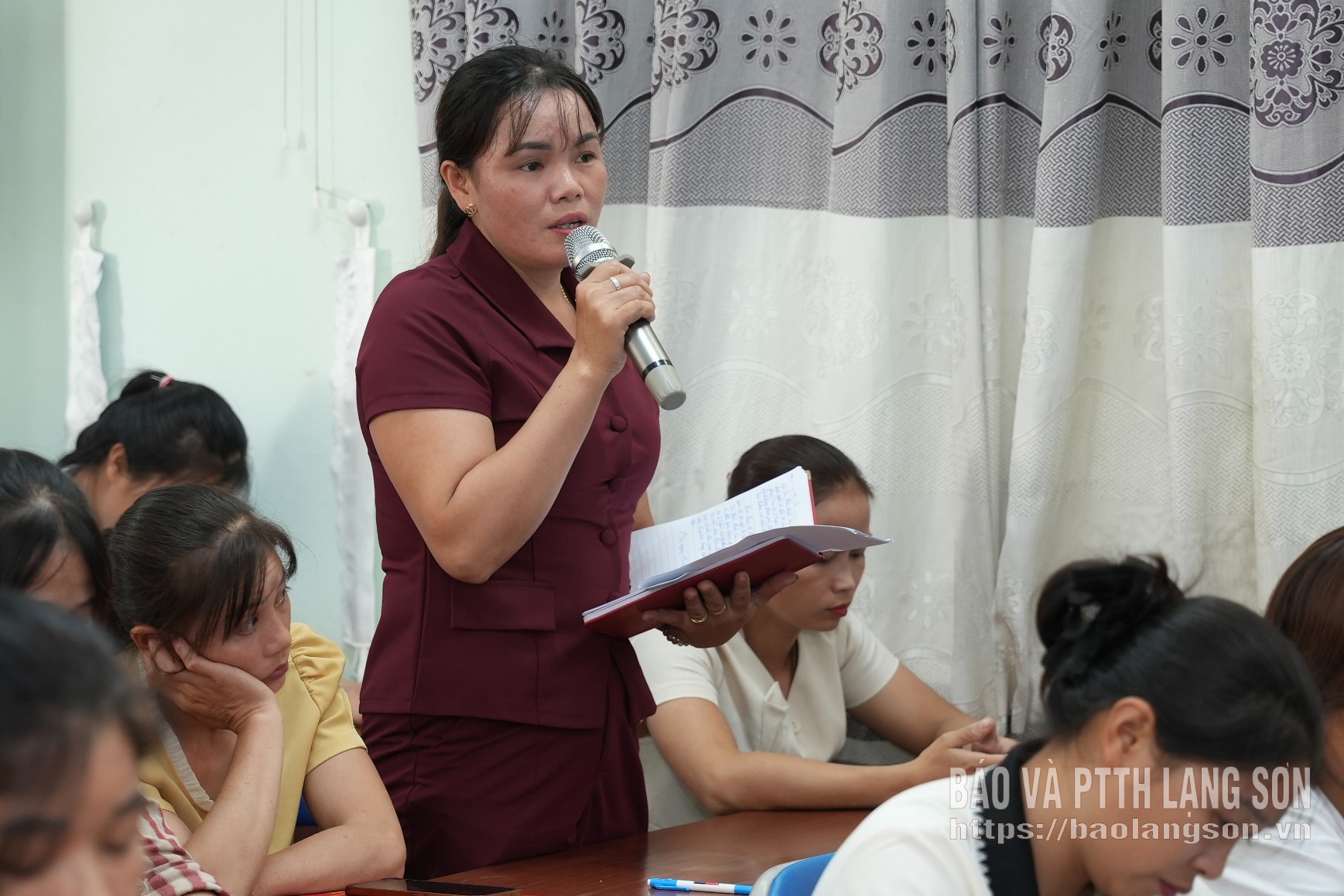 Hội viên phụ nữ đặt câu hỏi tại hội nghị