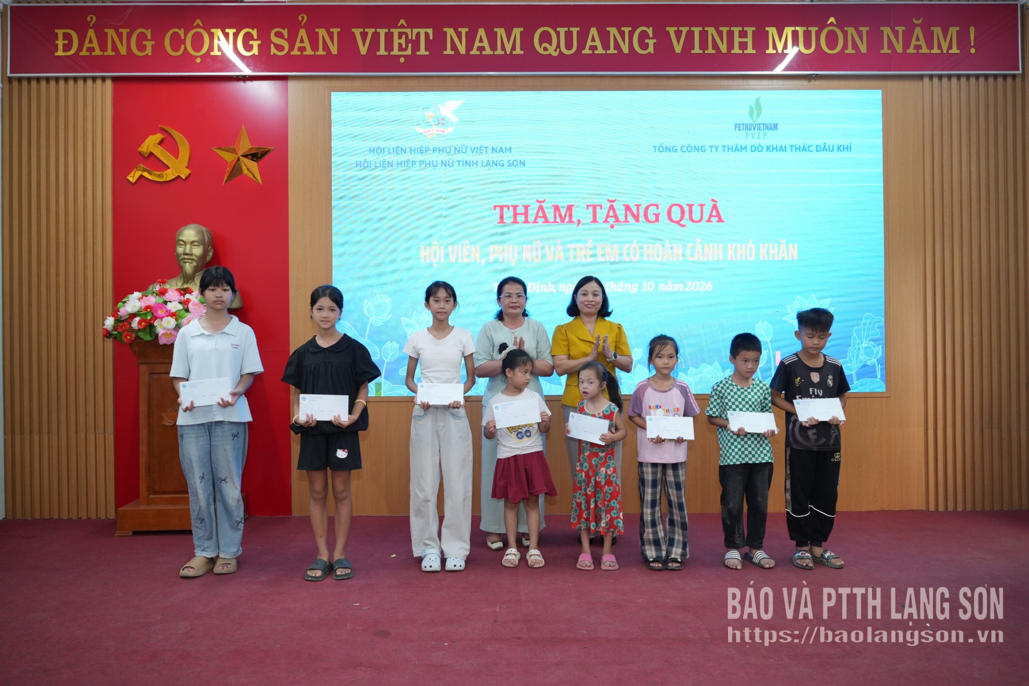 Lãnh đạo Hội Liên hiệp Phụ nữ tỉnh và Sở Nông nghiệp và Môi trường trao quà cho trẻ em có hoàn cảnh khó khăn