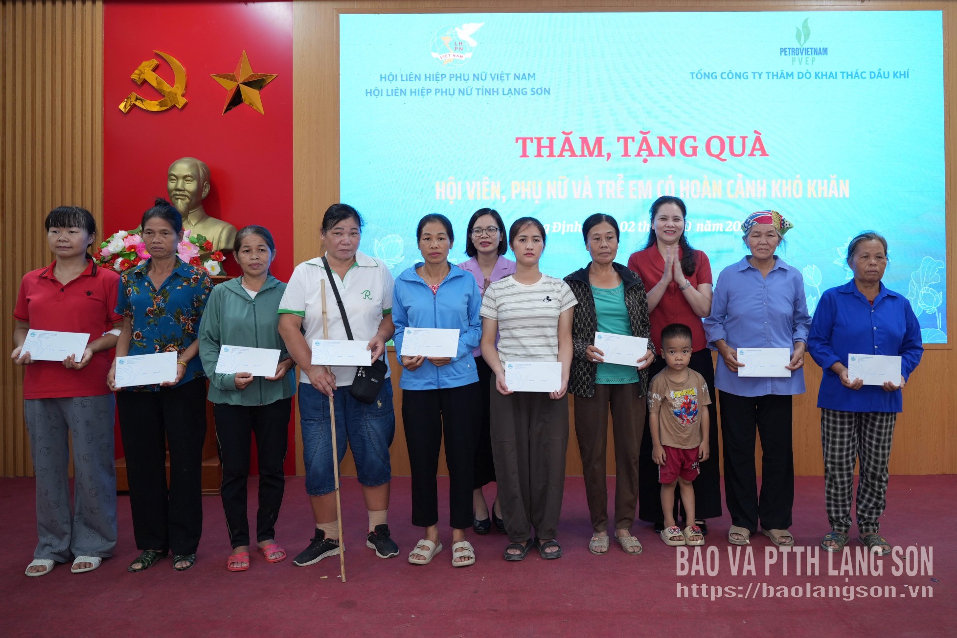 Lãnh đạo Hội Liên hiệp Phụ nữ tỉnh và Sở Khoa học và Công nghệ trao quà cho hội viên, phụ nữ tại hội nghị