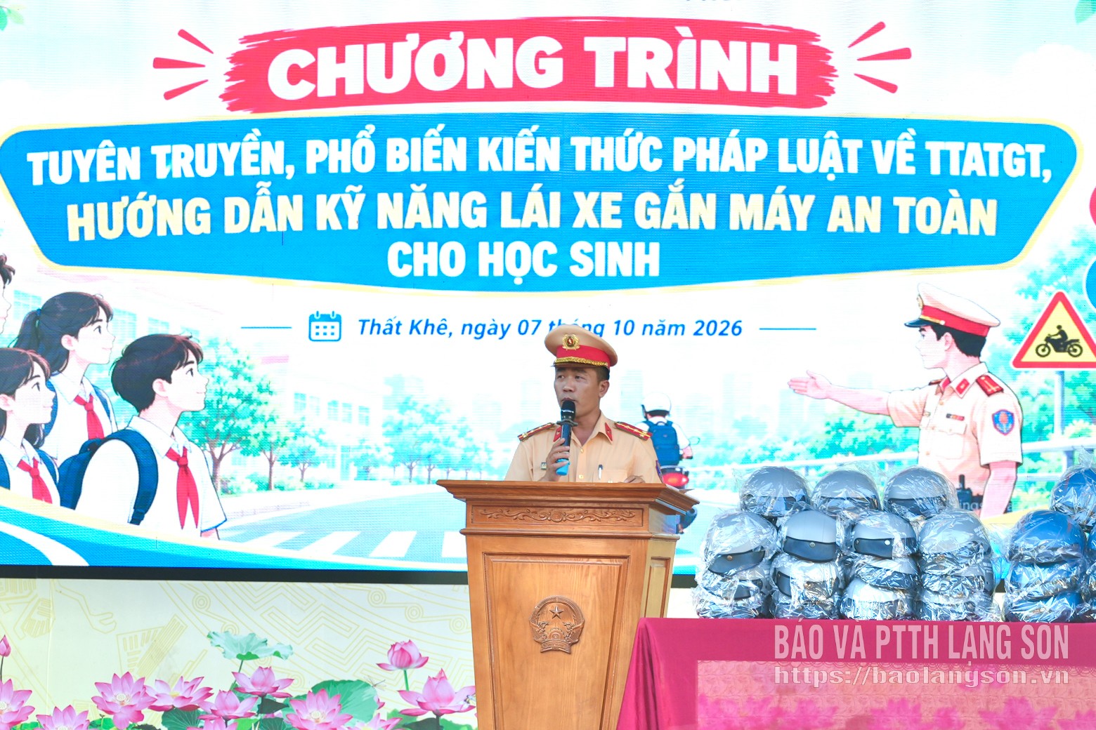 Cán bộ Đội Cảnh sát giao thông đường bộ số 2, Phòng Cảnh sát giao thông, Công an tỉnh tuyên truyền, phổ biến kiến thức pháp luật về trật tự, an toàn giao thông tại chương trình
