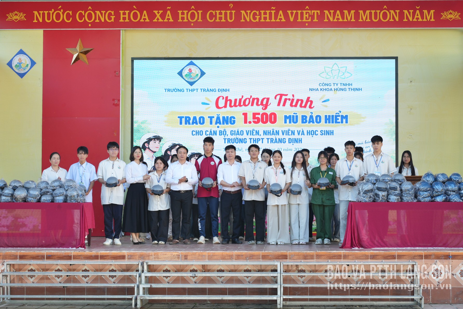 Đại diện Công ty TNHH Nha khoa Hùng Thịnh tặng mũ bảo hiểm cho Ban giám hiệu, học sinh Trường THPT Tràng Định