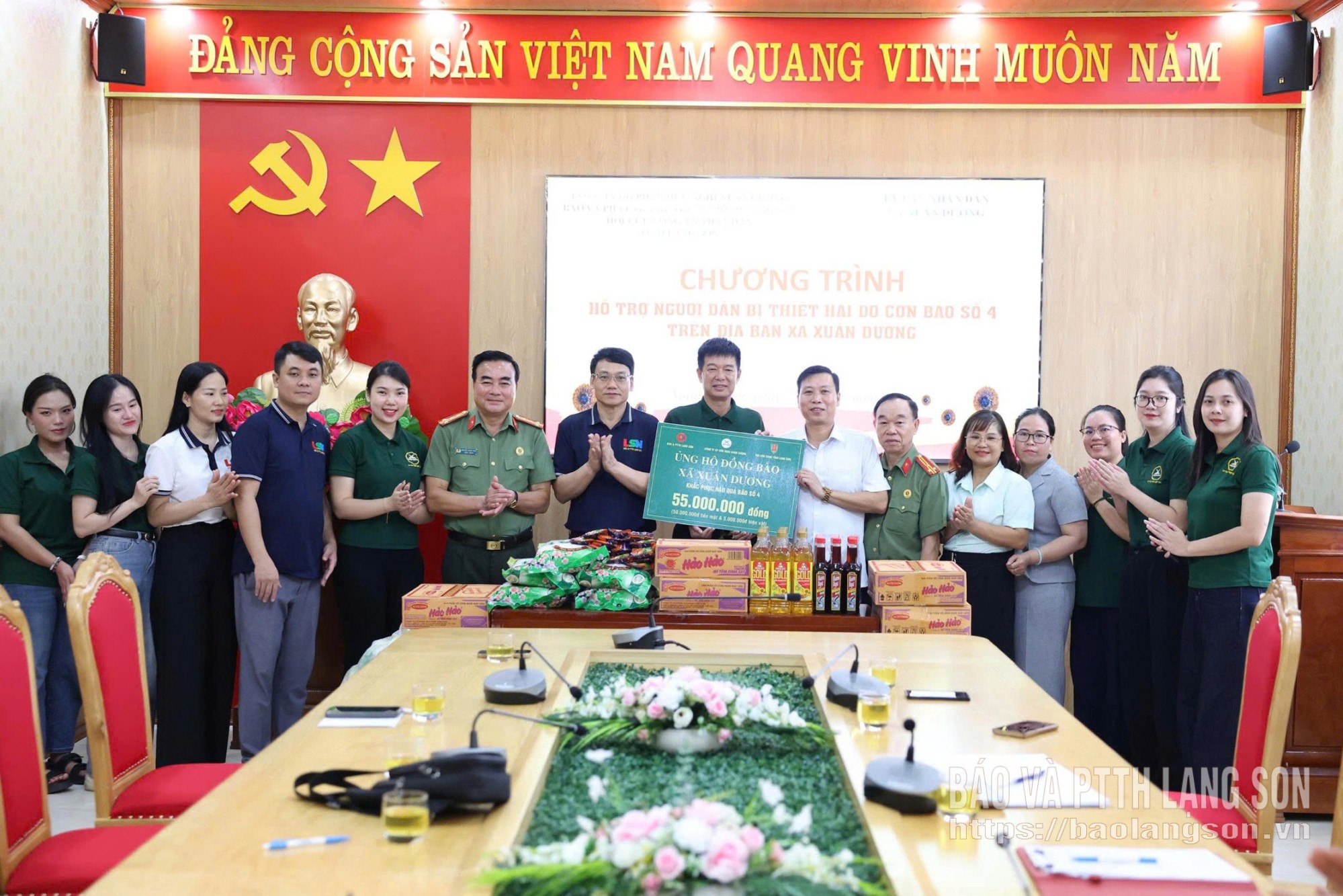 Công ty Cổ phần Hữu Nghị Xuân Cương phối hợp với các cơ quan, đơn vị trao quà hỗ trợ người dân bị ảnh hưởng  bởi mưa bão năm 2026
