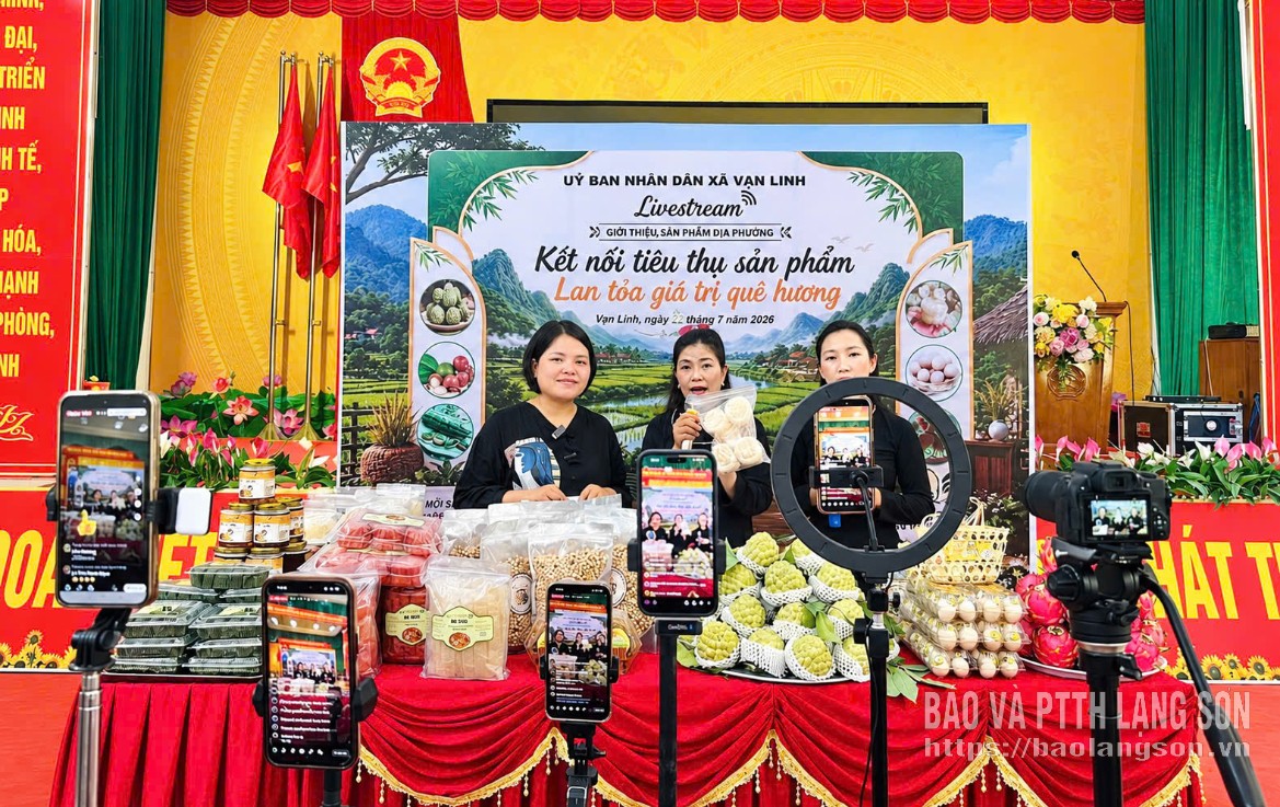 Giám đốc HTX Chế biên nông sản Lụa Vy (ở giữa) quảng bá, giới thiệu sản phẩm qua livestream