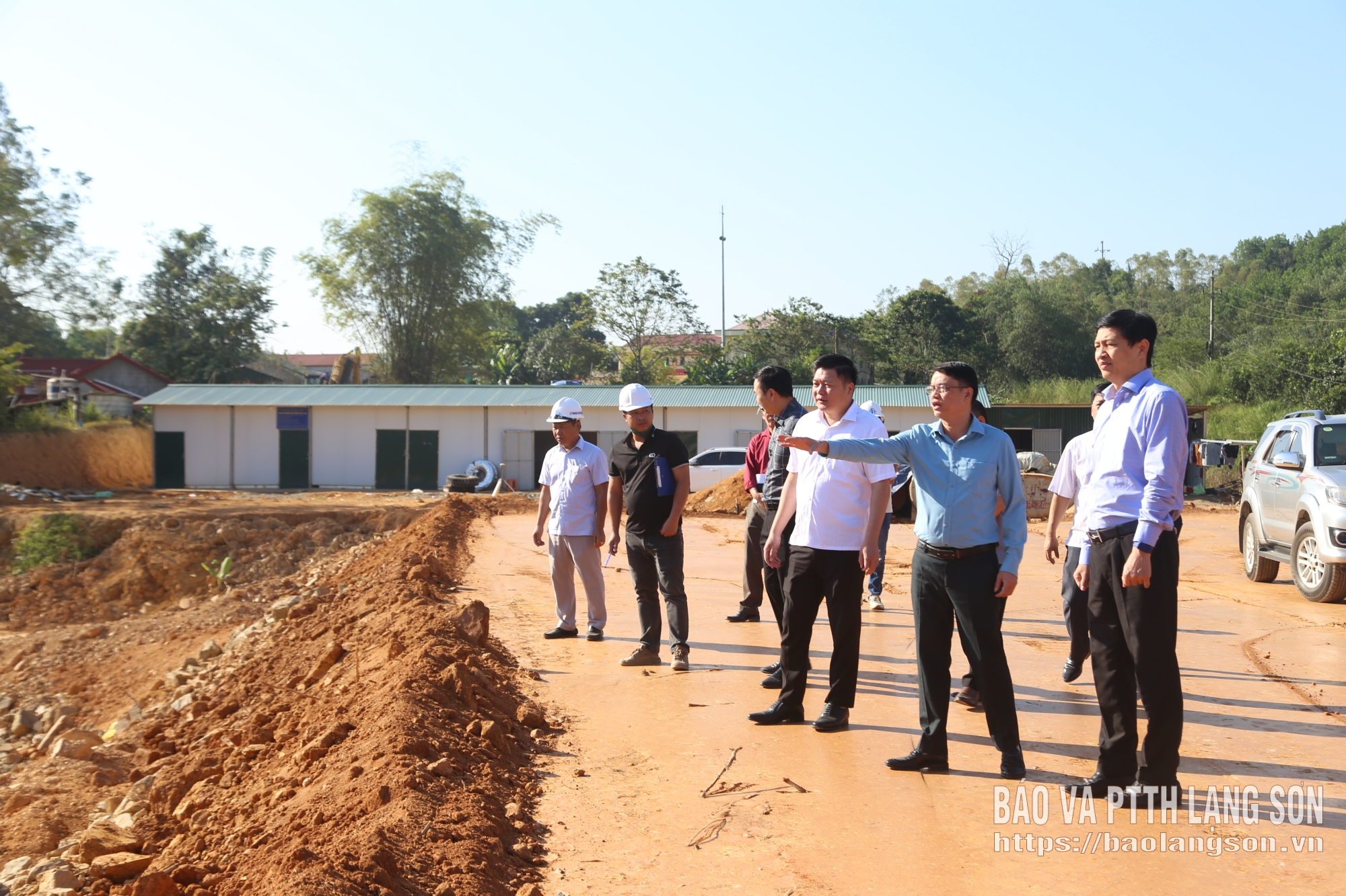Đồng chí Phó Bí thư Tỉnh ủy và các thành viên Tổ công tác kiểm tra Dự án Trường Phổ thông nội trú liên cấp Tiểu học và Trung học cơ sở Quốc Việt