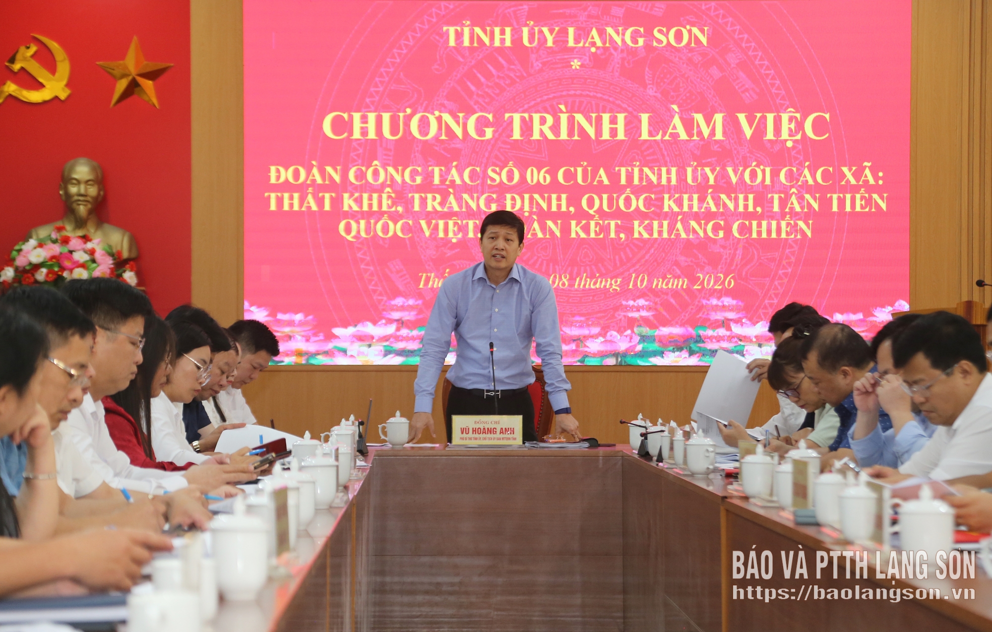 Đồng chí Vũ Hoàng Anh, Phó Bí thư Tỉnh ủy cùng các thành viên Tổ công tác và các xã tại buổi kiểm tra