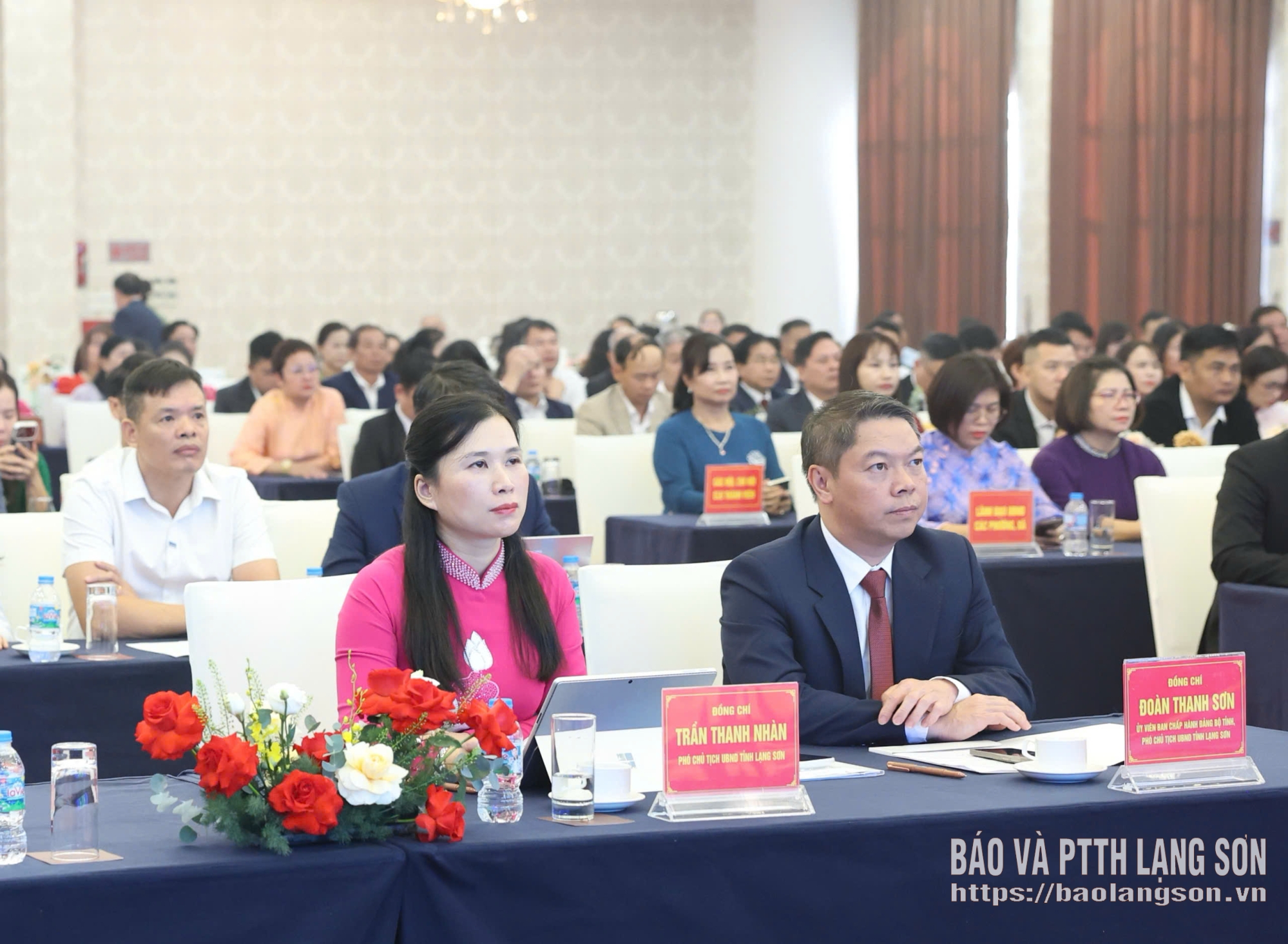 Các đồng chí lãnh đạo UBND tỉnh dự buổi lễ