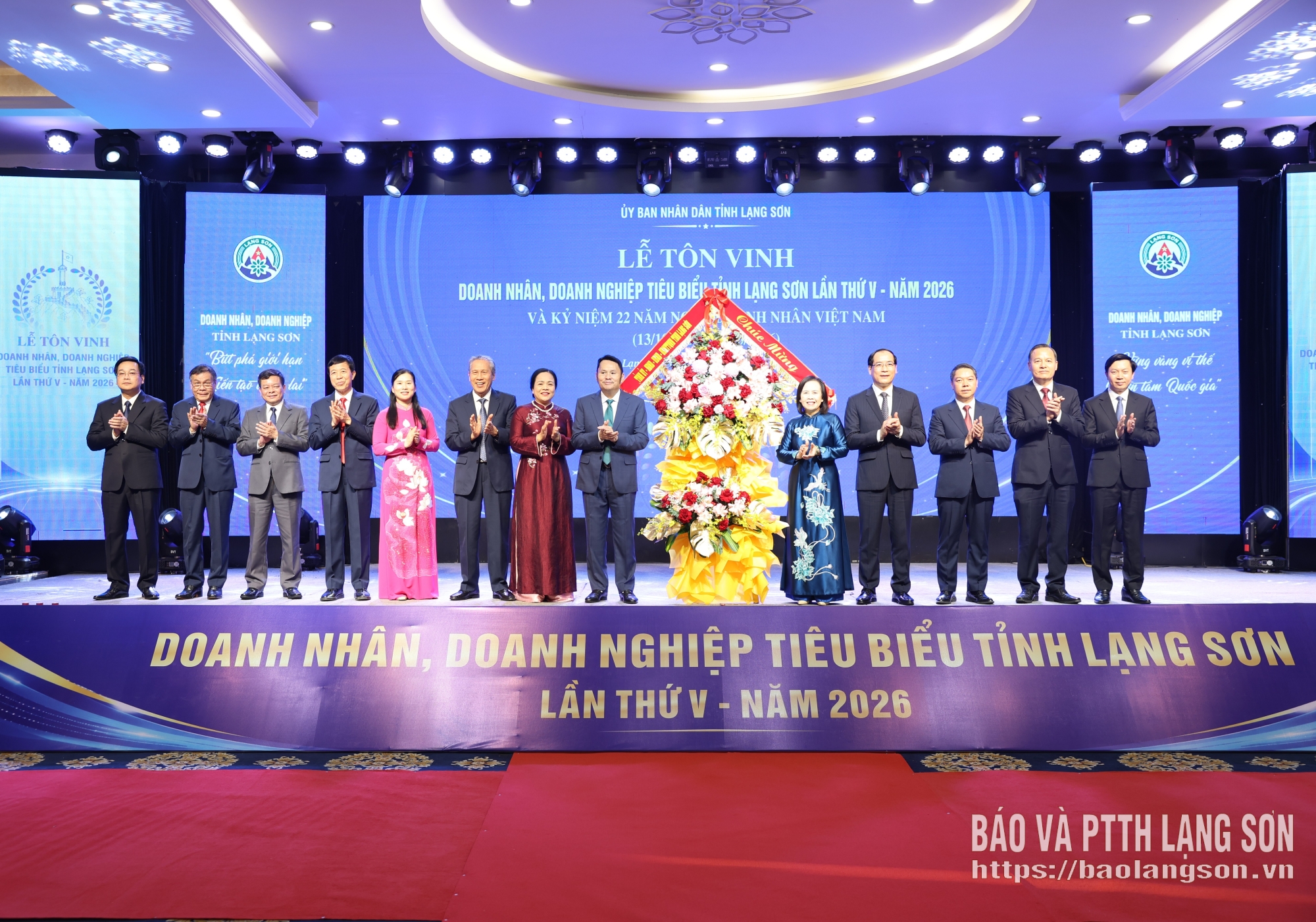 Đồng chí Đoàn Thị Hậu, Phó Bí thư Tỉnh ủy, Chủ tịch HĐND tỉnh và các đồng chí trong Ban Thường vụ Tỉnh ủy, lãnh đạo UBND tỉnh tặng hoa chúc mừng 
