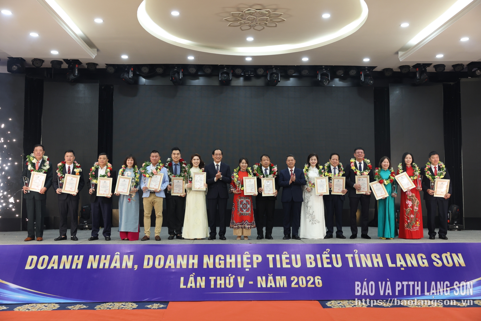 Đồng chí Dương Xuân Huyên, Ủy viên Ban Thường vụ Tỉnh ủy, Phó Chủ tịch Thường trực HĐND tỉnh và đồng chí Đoàn Thanh Sơn, Phó Chủ tịch UBND tỉnh, Trưởng Ban Tổ chức lễ tôn vinh trao cúp và giấy chứng nhận cho các doanh nhân tiêu biểu