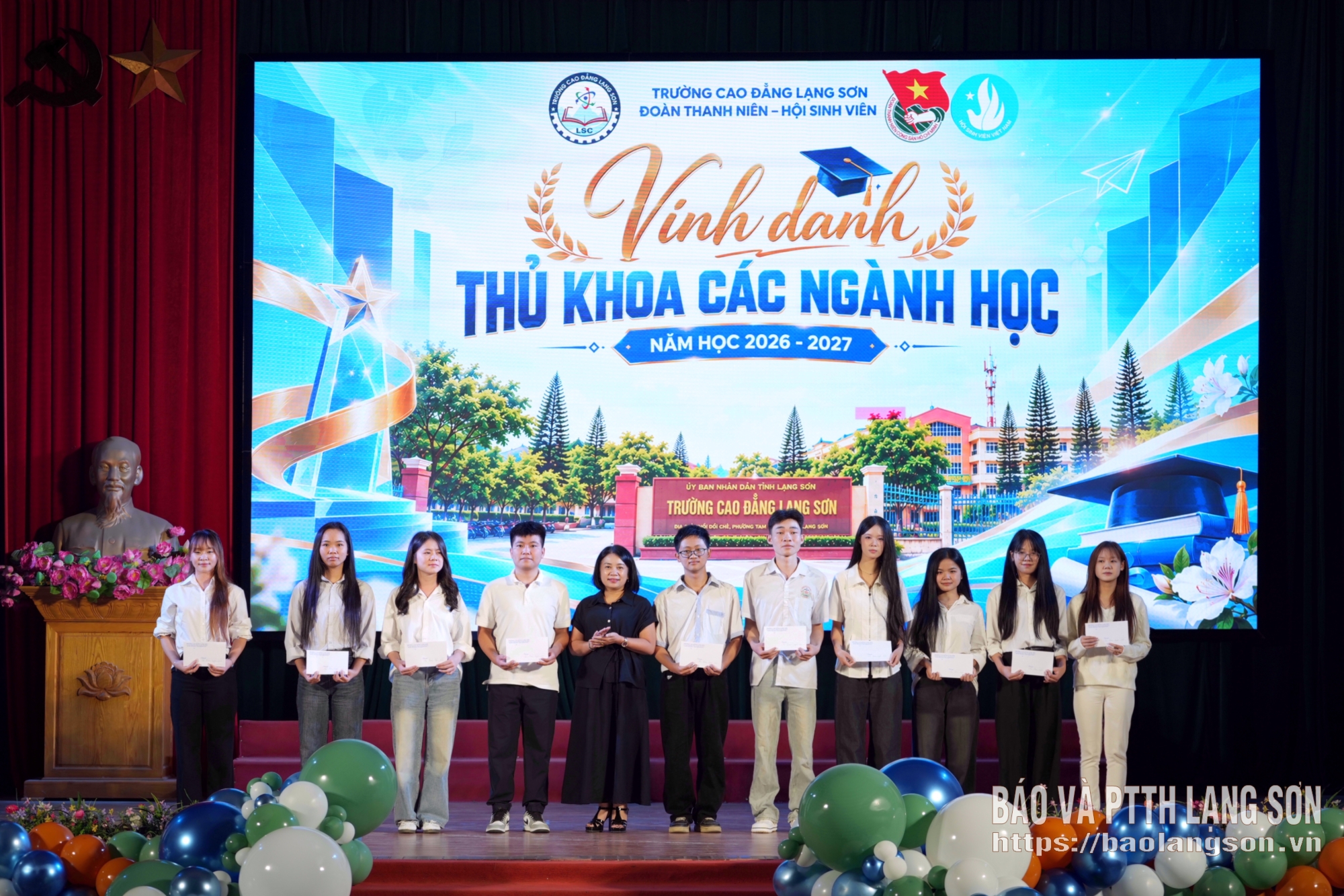 Lãnh đạo Trường Cao đẳng Lạng Sơn trao học bổng cho các thủ khoa các ngành học năm học 2026-2027