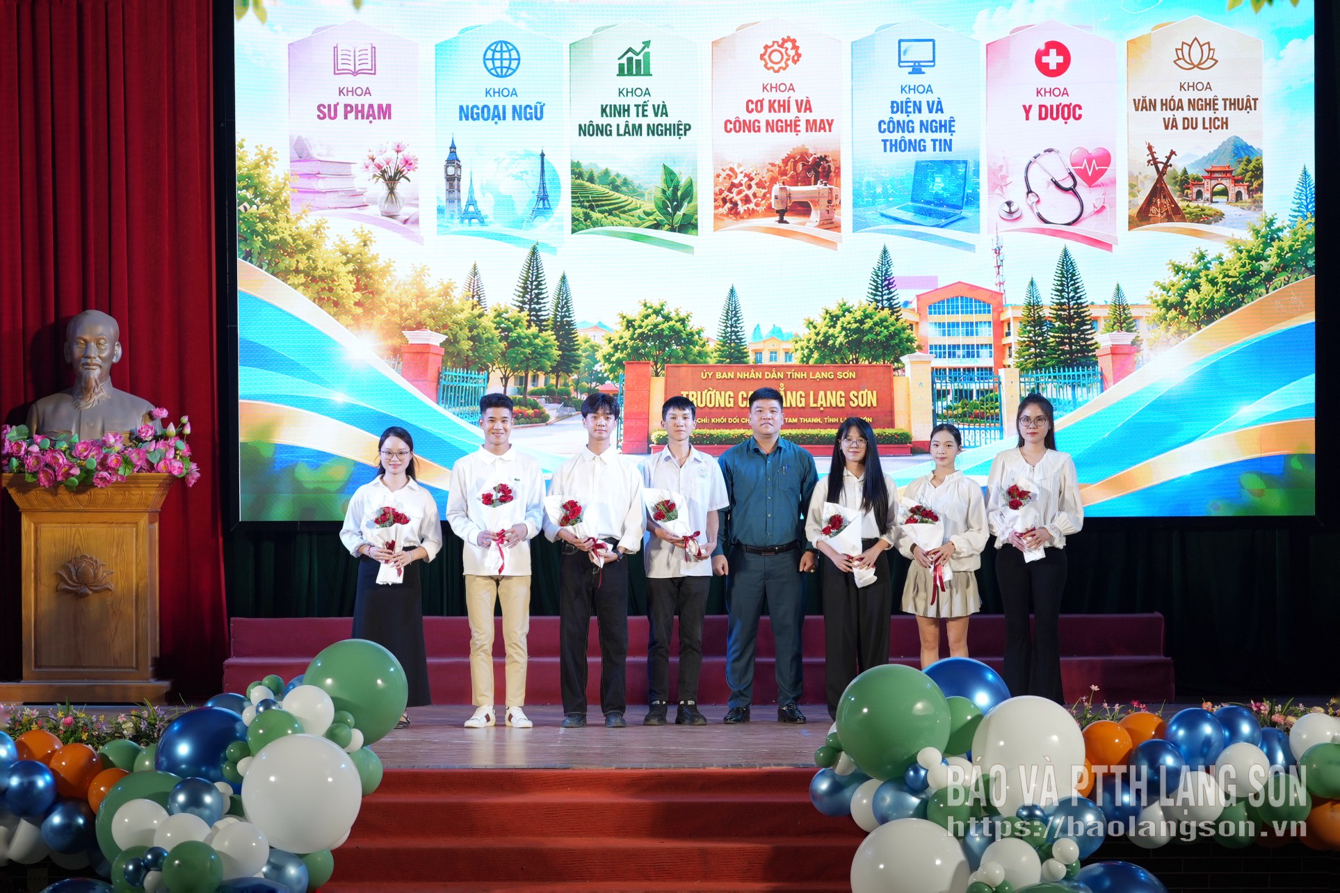 Lãnh đạo Trường Cao đẳng Lạng Sơn tặng hoa chào mừng cho đại diện tân học sinh, sinh viên