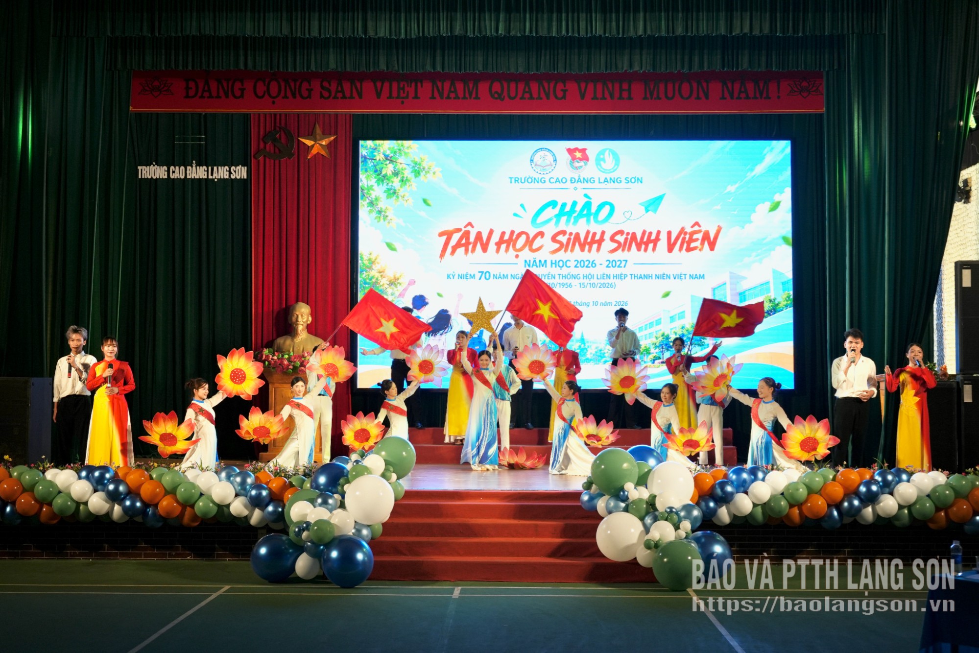 Tiết mục văn nghệ chào mừng tân học sinh, sinh viên