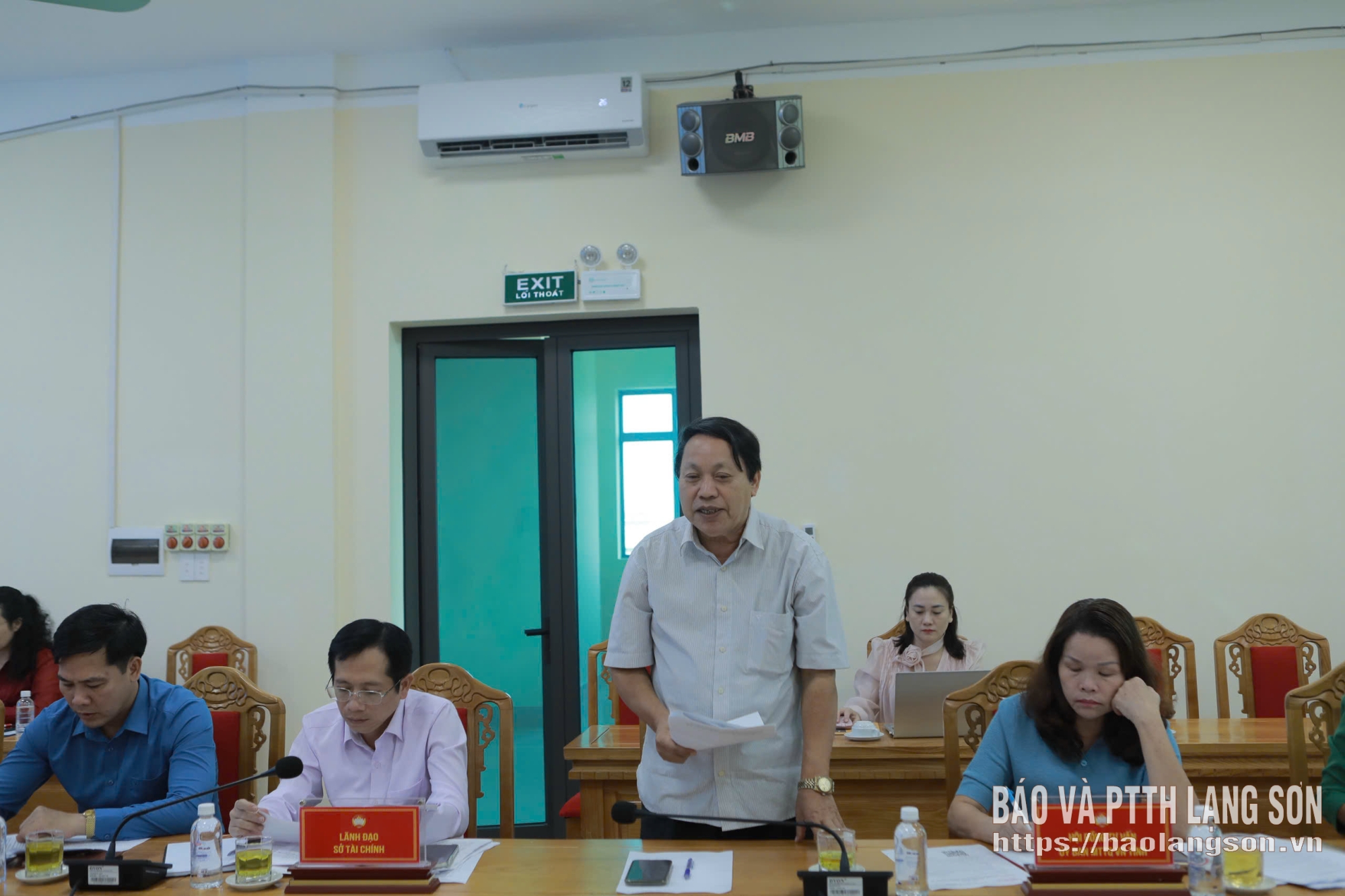 Ông Hoàng Văn Páo, Chủ nhiệm Hội đồng tư vấn về Văn hóa - Xã hội của Ủy ban MTTQ Việt Nam tỉnh phát biểu tại hội nghị