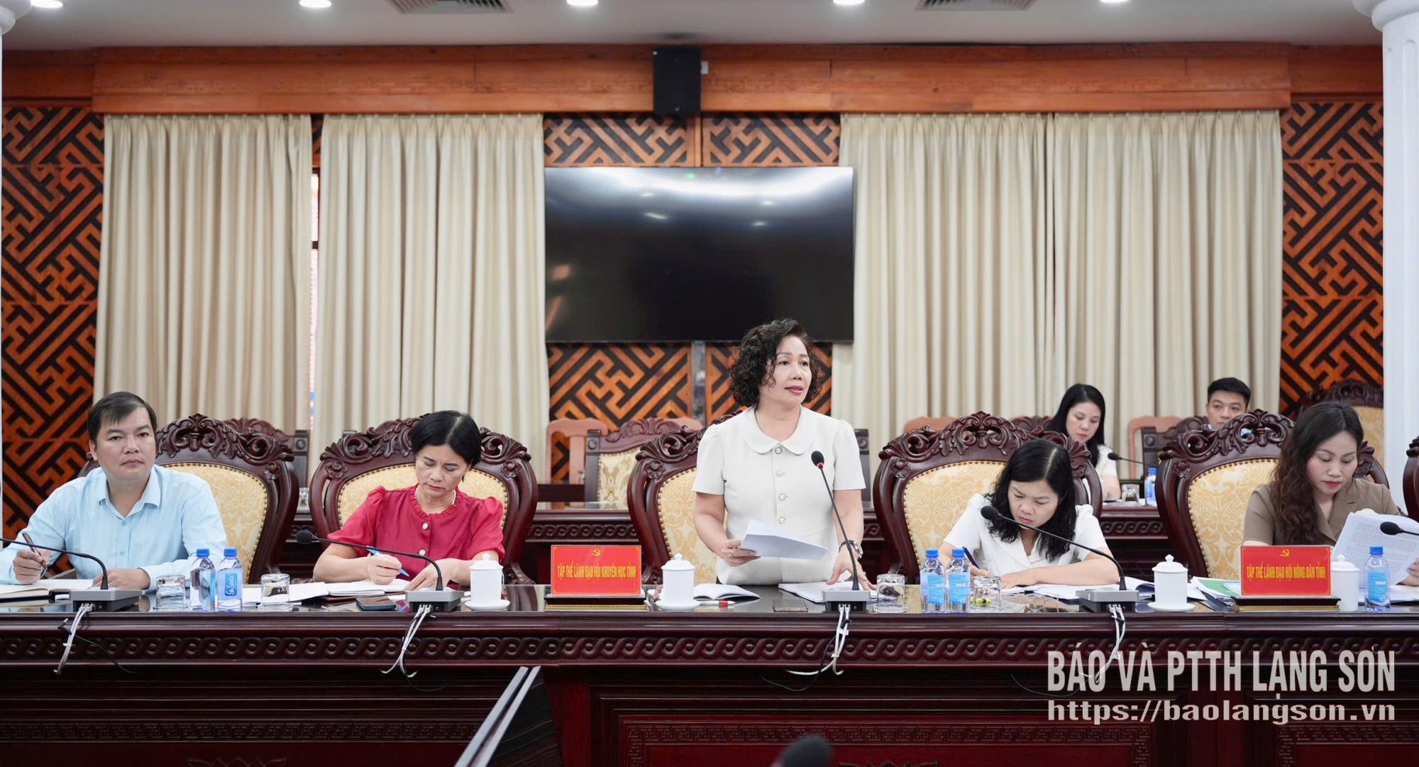 Chủ tịch Hội Khuyến học tỉnh báo cáo tình hình hoạt động, quản lý và sử dụng Quỹ Khuyến học tại buổi làm việc