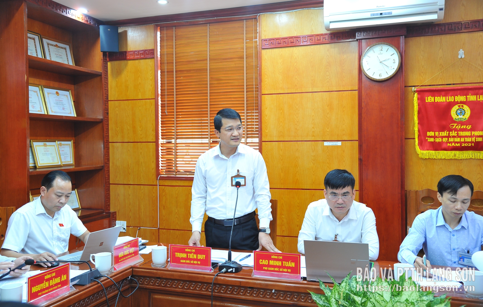 Lãnh đạo Sở Nội vụ phát biểu tại hội nghị