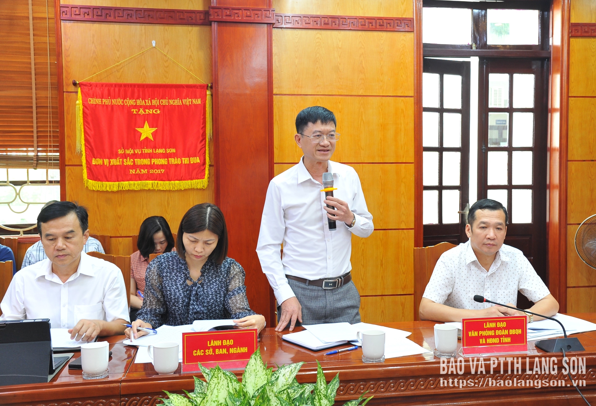 Lãnh đạo Bảo hiểm xã hội tỉnh phát biểu tại hội nghị tiếp xúc cử tri