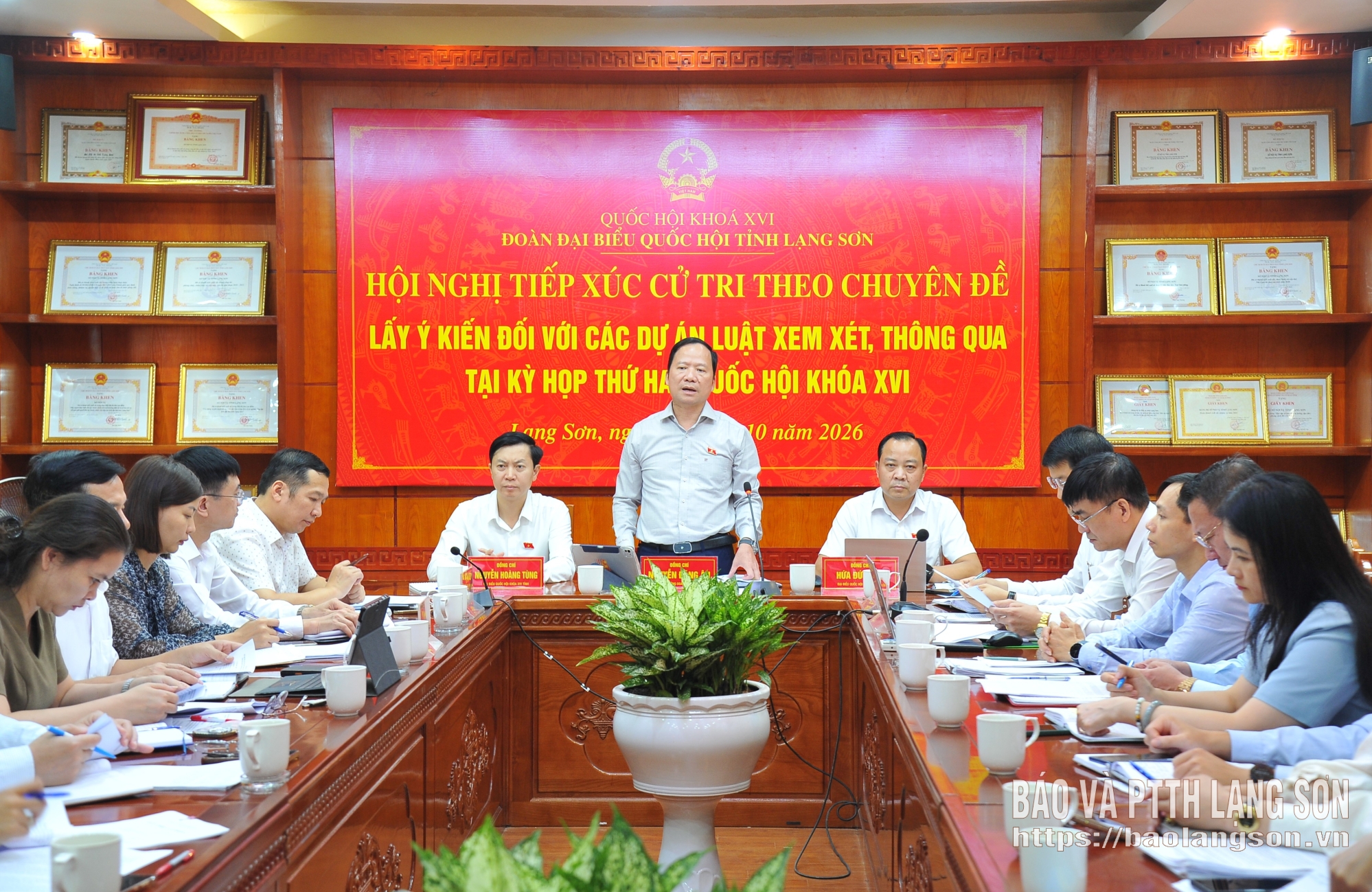 Đồng chí Nguyễn Đặng Ân, Phó Trưởng Đoàn Chuyên trách Đoàn đại biểu Quốc hội tỉnh phát biểu tại hội nghị tiếp xúc cử tri