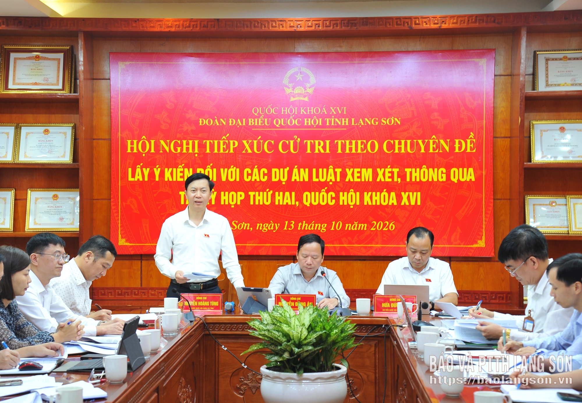 Đồng chí Nguyễn Hoàng Tùng, Ủy viên Ban Thường vụ Tỉnh ủy, Phó Chủ tịch Thường trực Ủy ban MTTQ Việt Nam tỉnh thông tin làm rõ một số vấn đề cử tri quan tâm