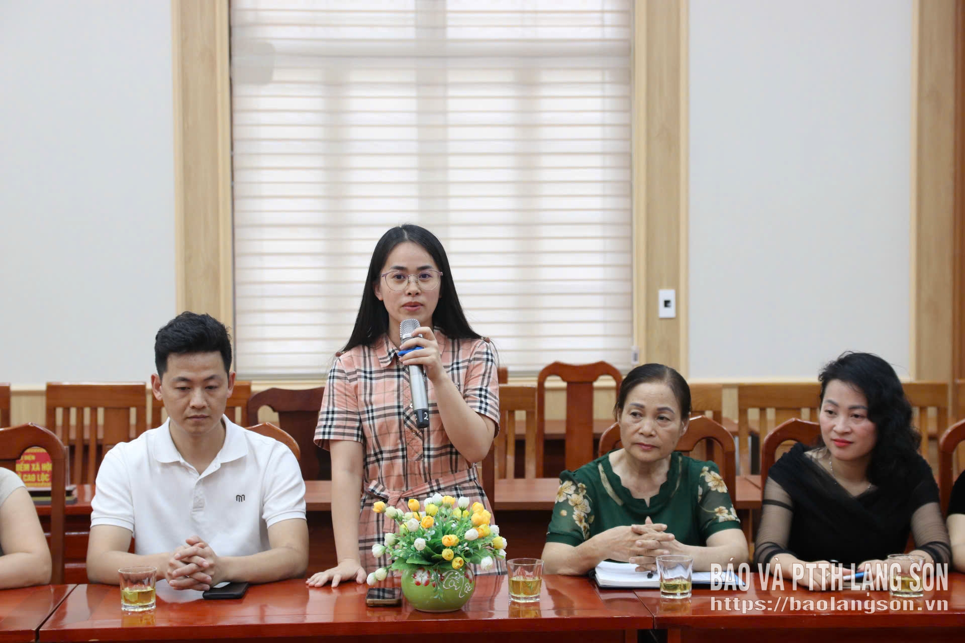 Đại diện hợp tác xã trên địa bàn nêu ý kiến tại hội nghị