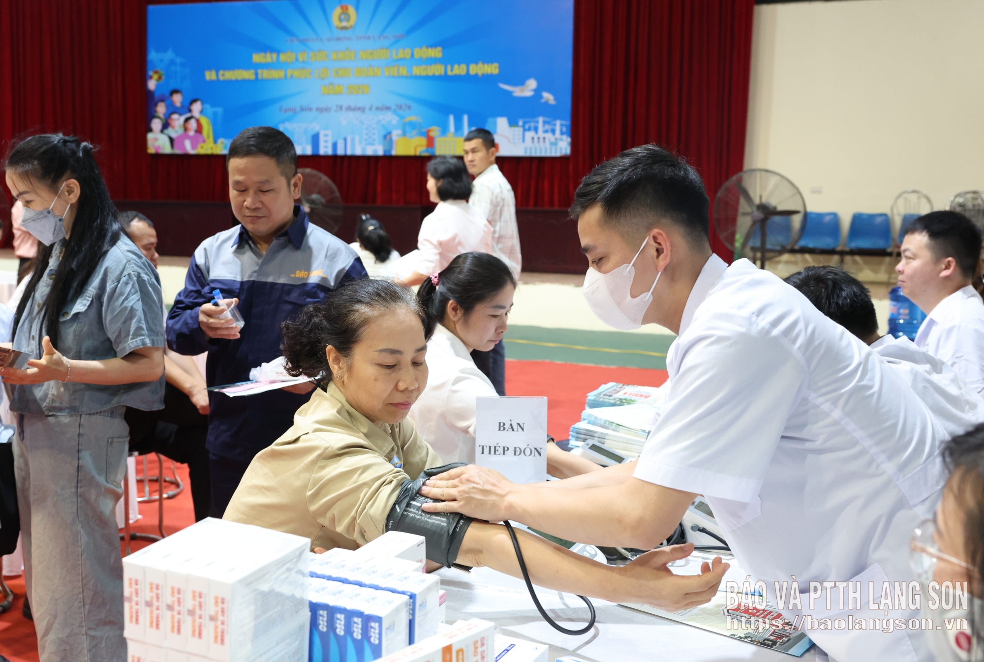 Nữ đoàn viên lao động khám sức khỏe trong chương trình Ngày hội vì sức khỏe người lao động do Liên đoàn Lao động tỉnh tổ chức tháng 4/2026