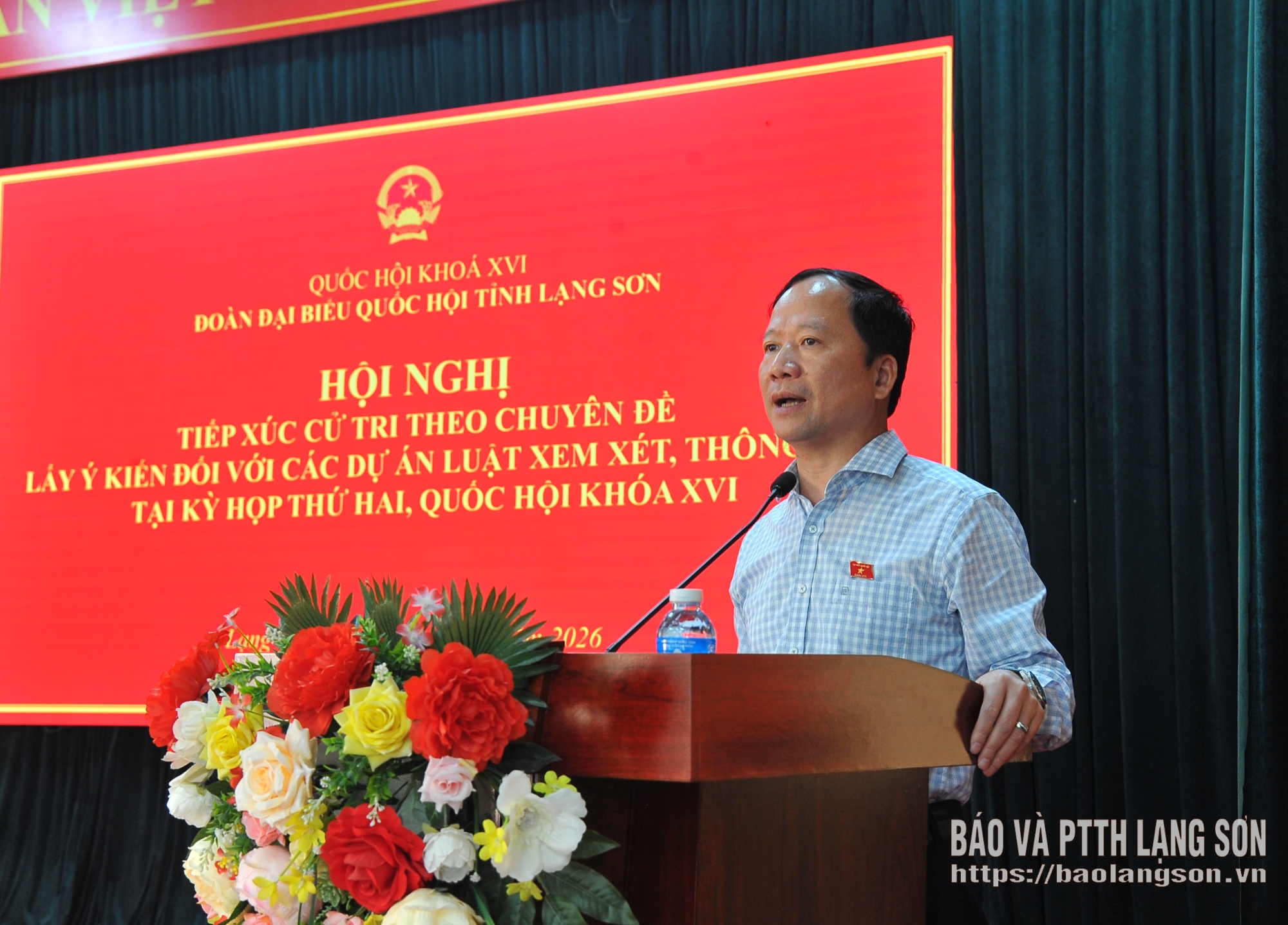 Đồng chí Nguyễn Đặng Ân, Phó Trưởng Đoàn đại biểu Quốc hội tỉnh phát biểu tại hội nghị tiếp xúc cử tri