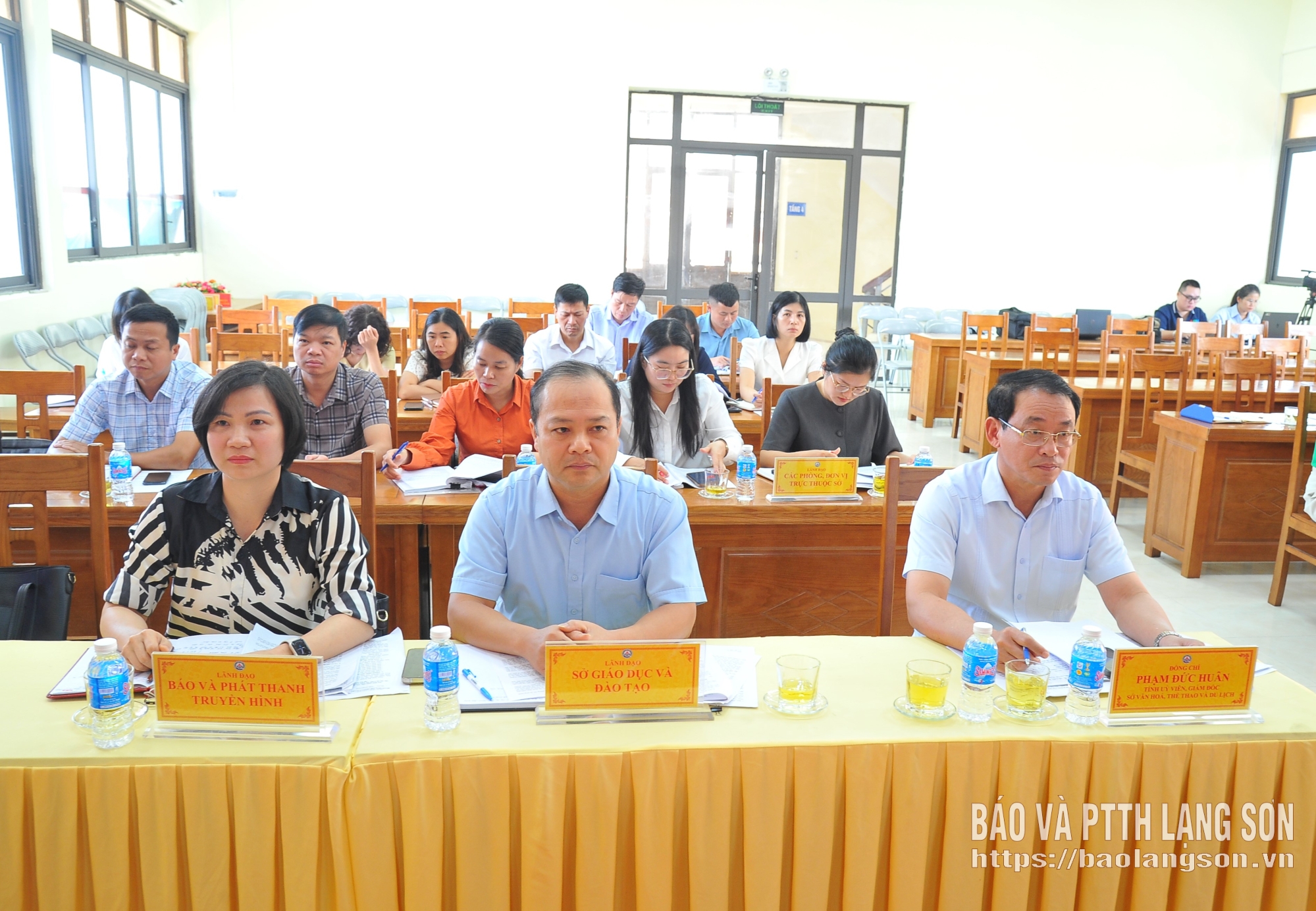 Các đại biểu tham dự hội nghị tiếp xúc cử tri