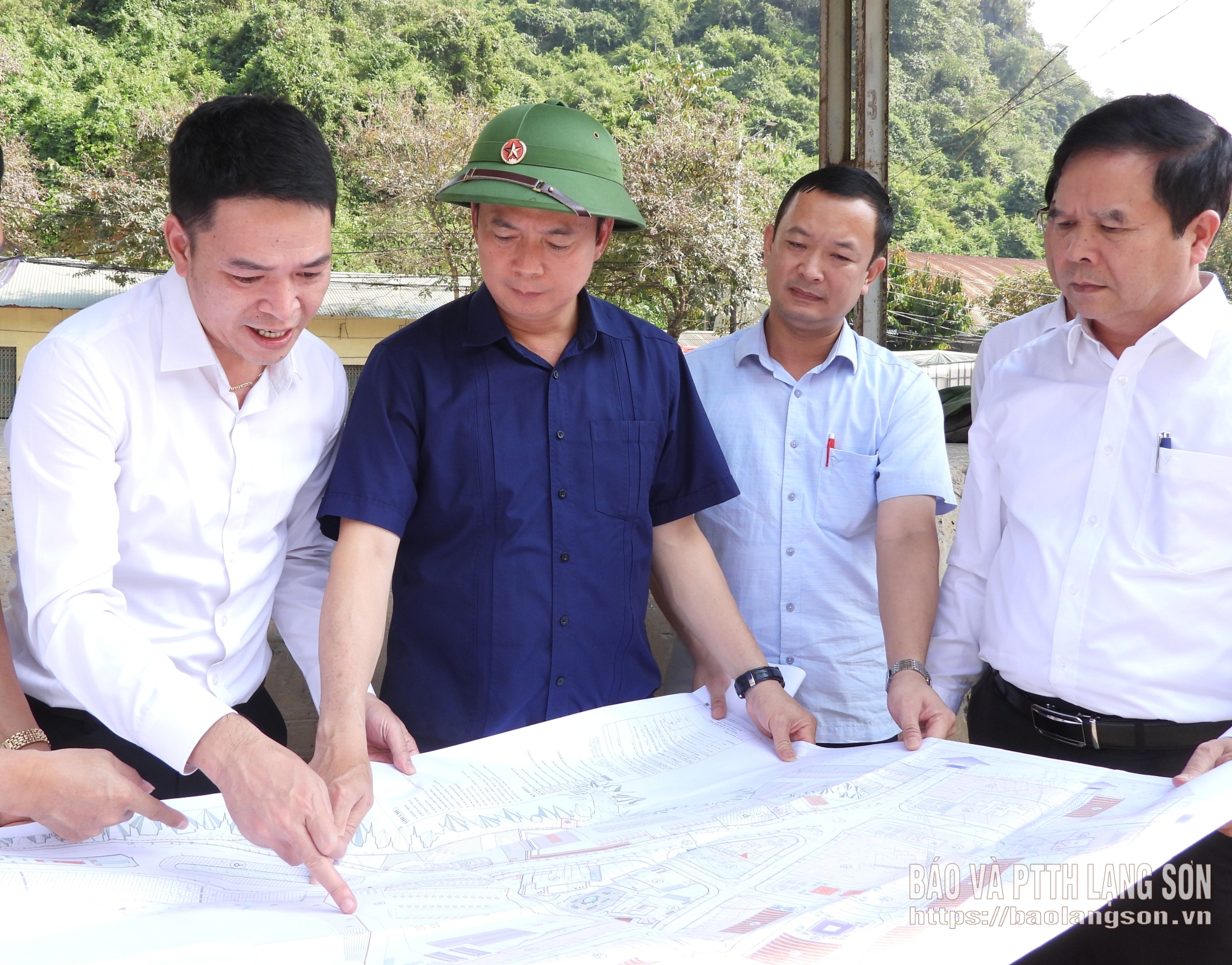 Đại diện Ban quản lý khu kinh tế cửa khẩu Đồng Đăng-Lạng Sơn báo cáo với đồng chí Phó Chủ tịch Thường trực UBND tỉnh về vị trí xây dựng bến xe của nhà đầu tư tại cửa khẩu Cốc Nam