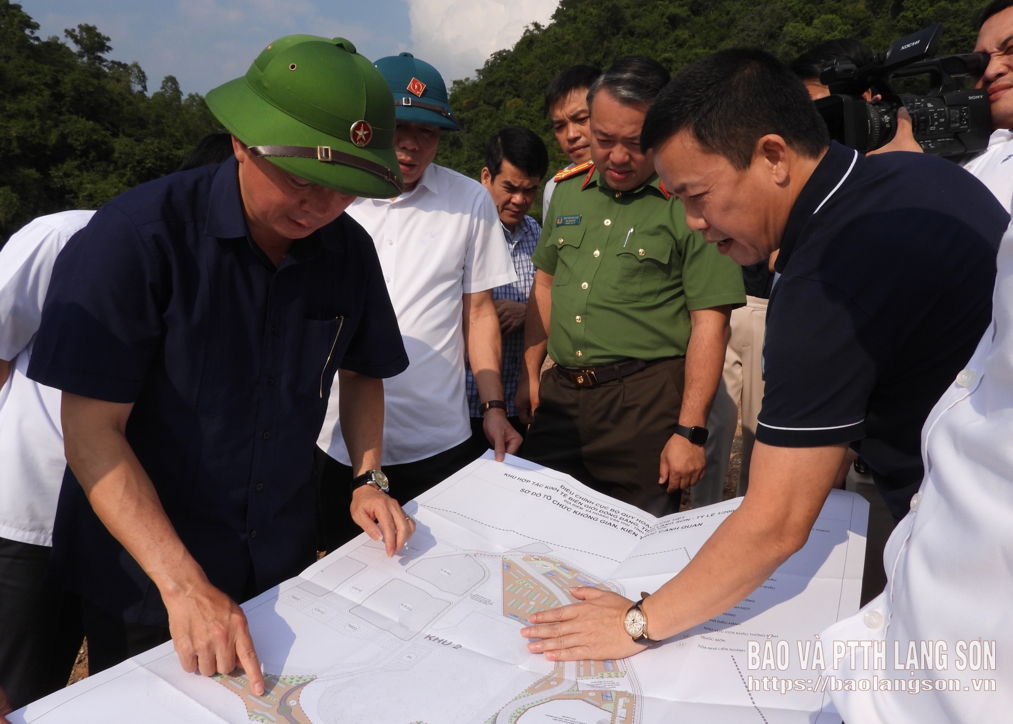 Đại diện nhà đầu tư bến xe tại cửa khẩu Tân Thanh báo cáo tình hình thực hiện dự án