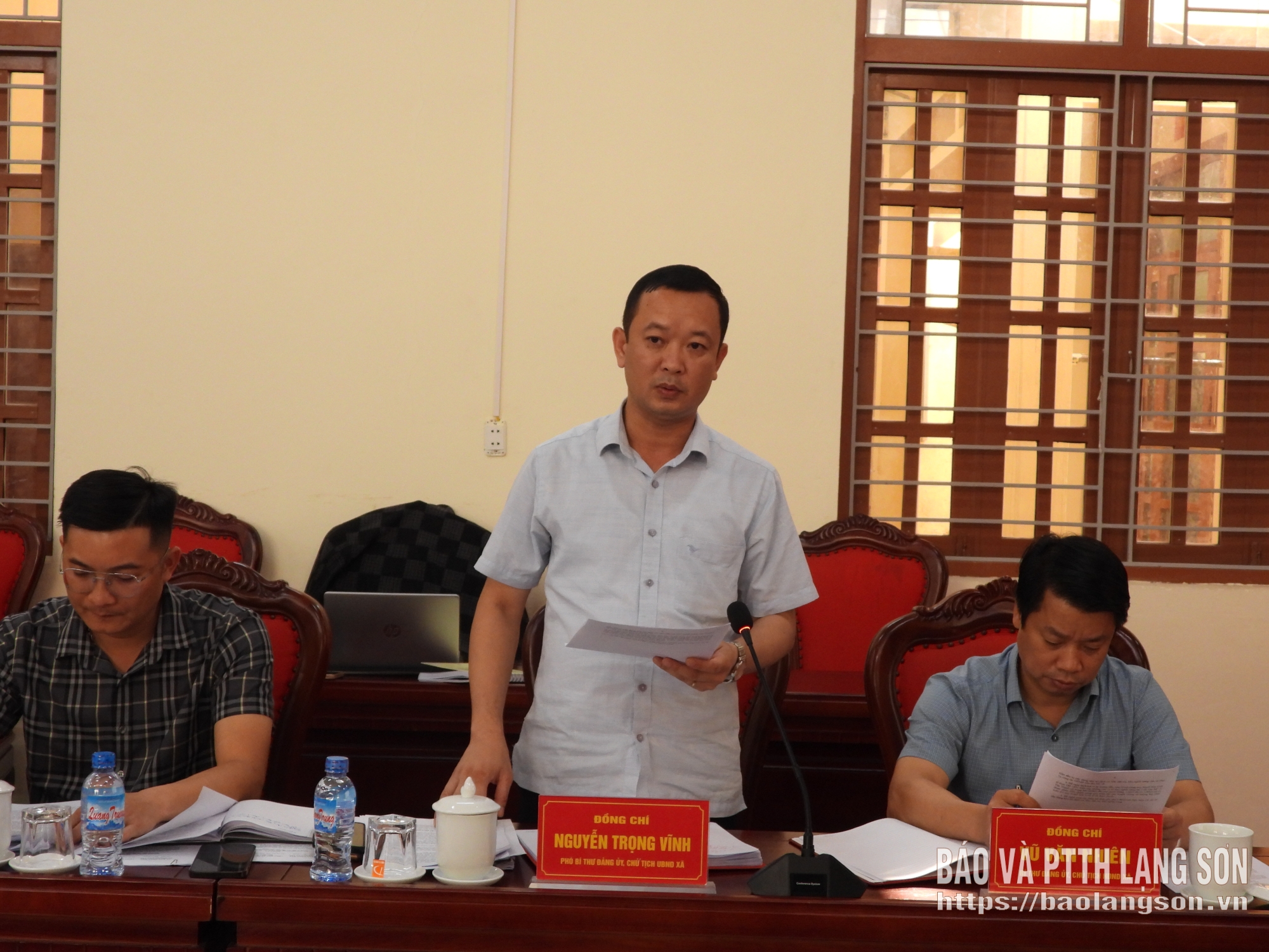 Lãnh đạo UBND xã Hoàng Văn Thụ báo cáo tại cuộc làm việc
