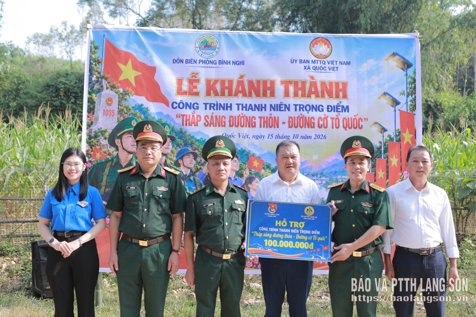 Lãnh đạo Bộ Chỉ huy Quân sự tỉnh trao biểu trưng cho lãnh đạo xã Quốc Việt