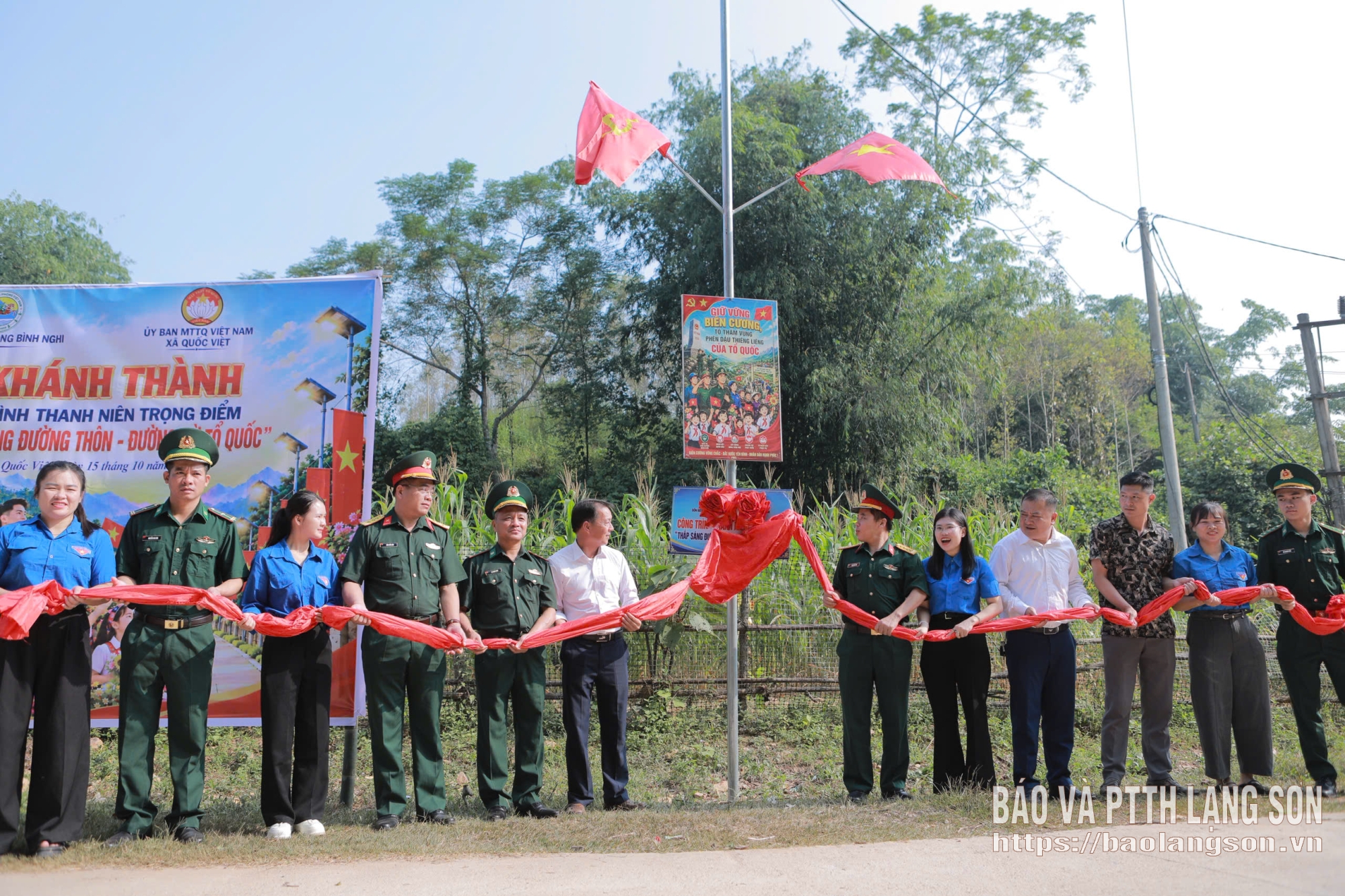 Các đại biểu kéo băng khánh thành công trình