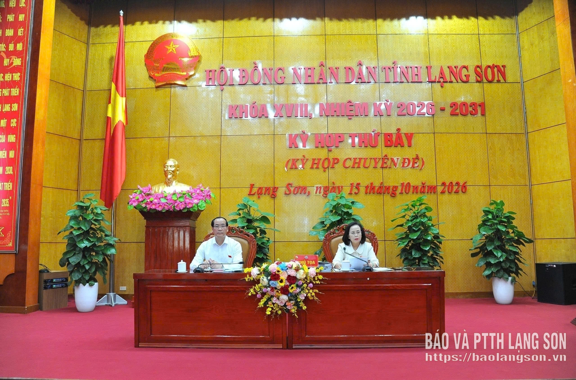 Các đồng chí lãnh đạo HĐND tỉnh điều hành kỳ họp