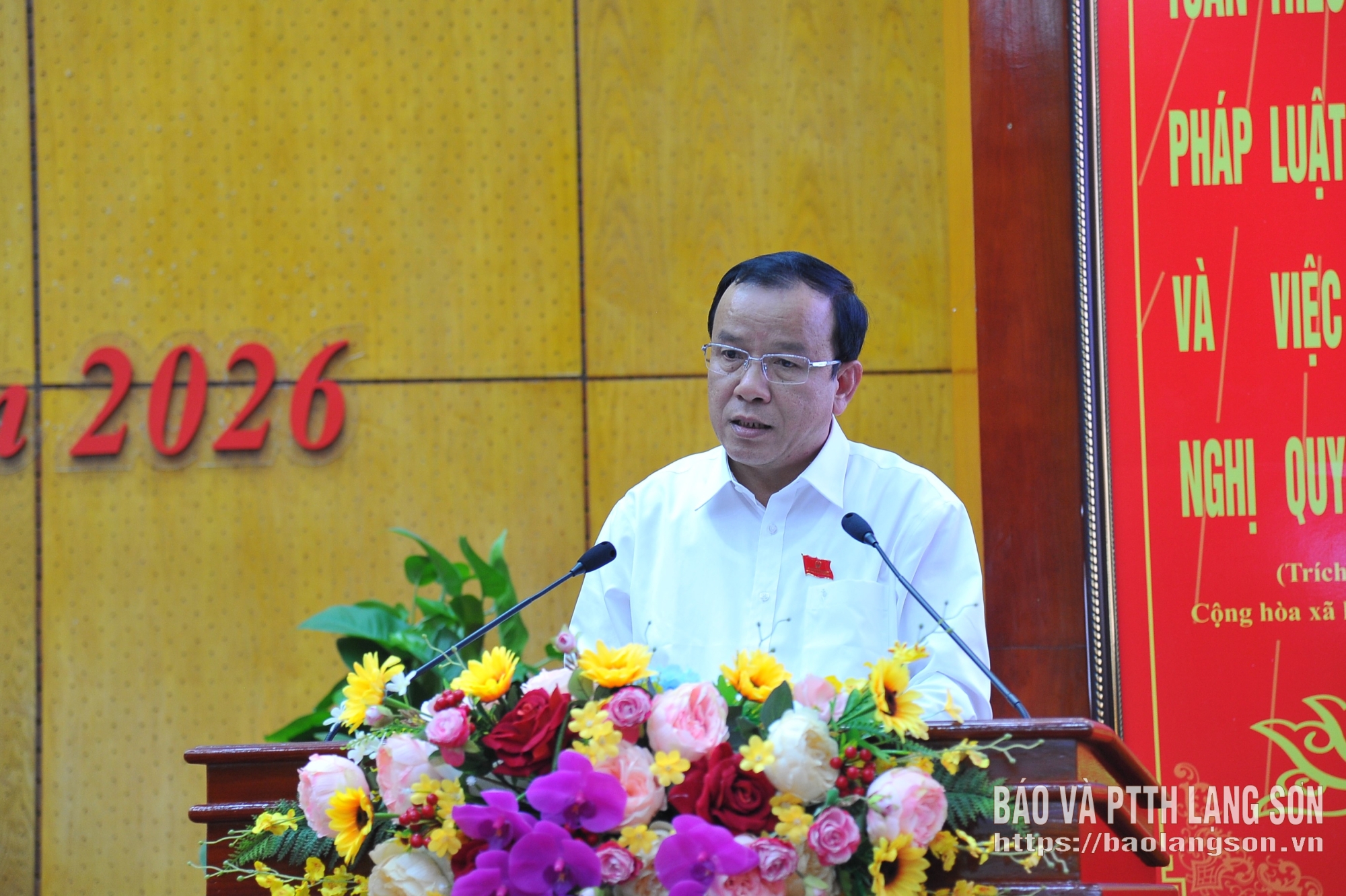 Đồng chí Phan Hồng Tiến, Ủy viên Ban Thường vụ Tỉnh ủy, Giám đốc Sở Tài Chính thuyết trình dự thảo nghị quyết tại kỳ họp