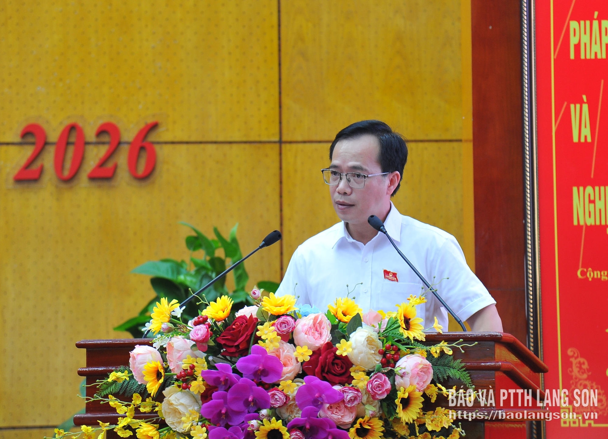 Lãnh đạo Ban Pháp chế HĐND tỉnh tỉnh trình bày báo cáo thẩm tra dự thảo nghị quyết