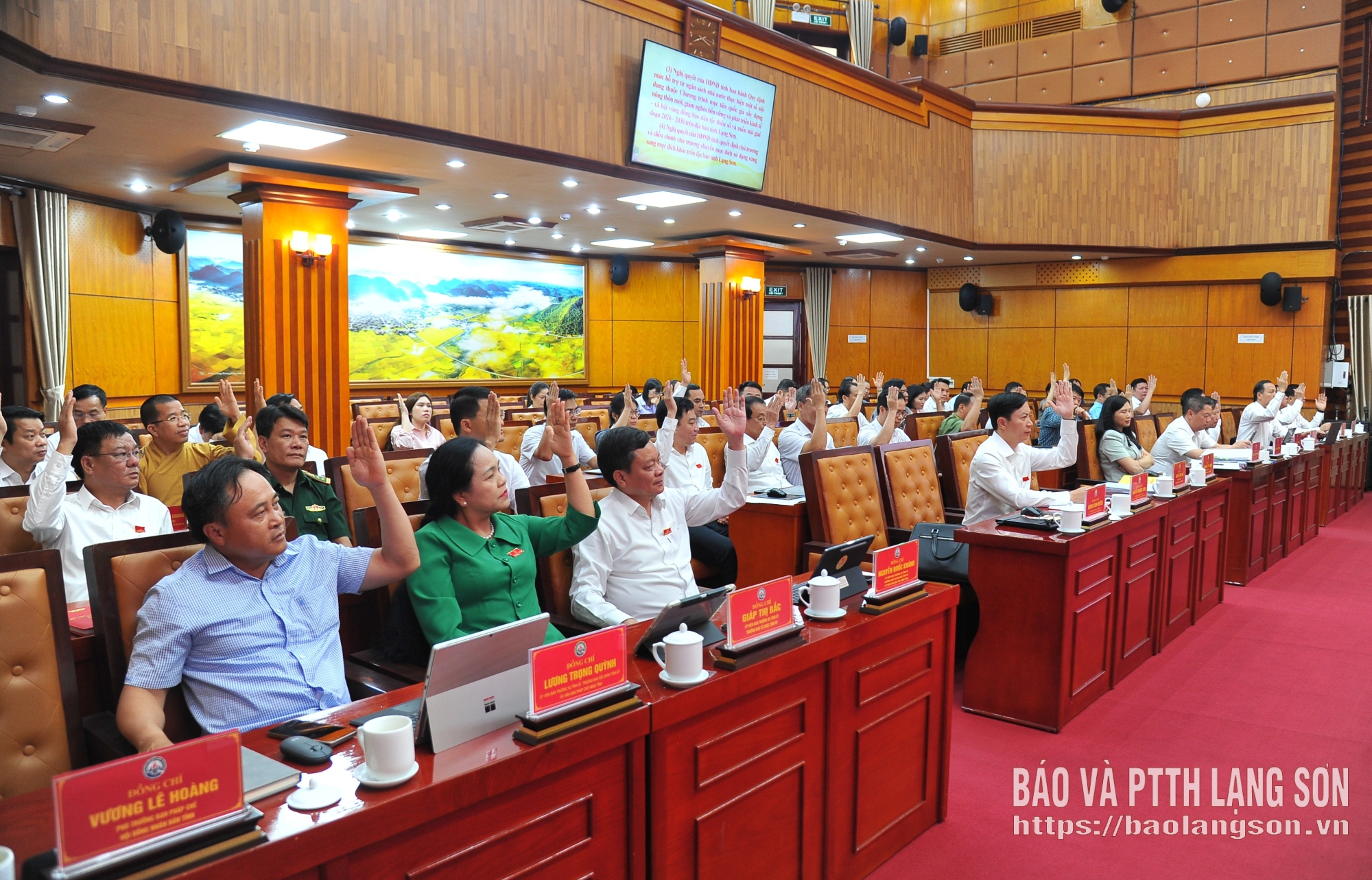 Đại biểu HĐND tỉnh biểu quyết thông qua các nghị quyết tại kỳ họp