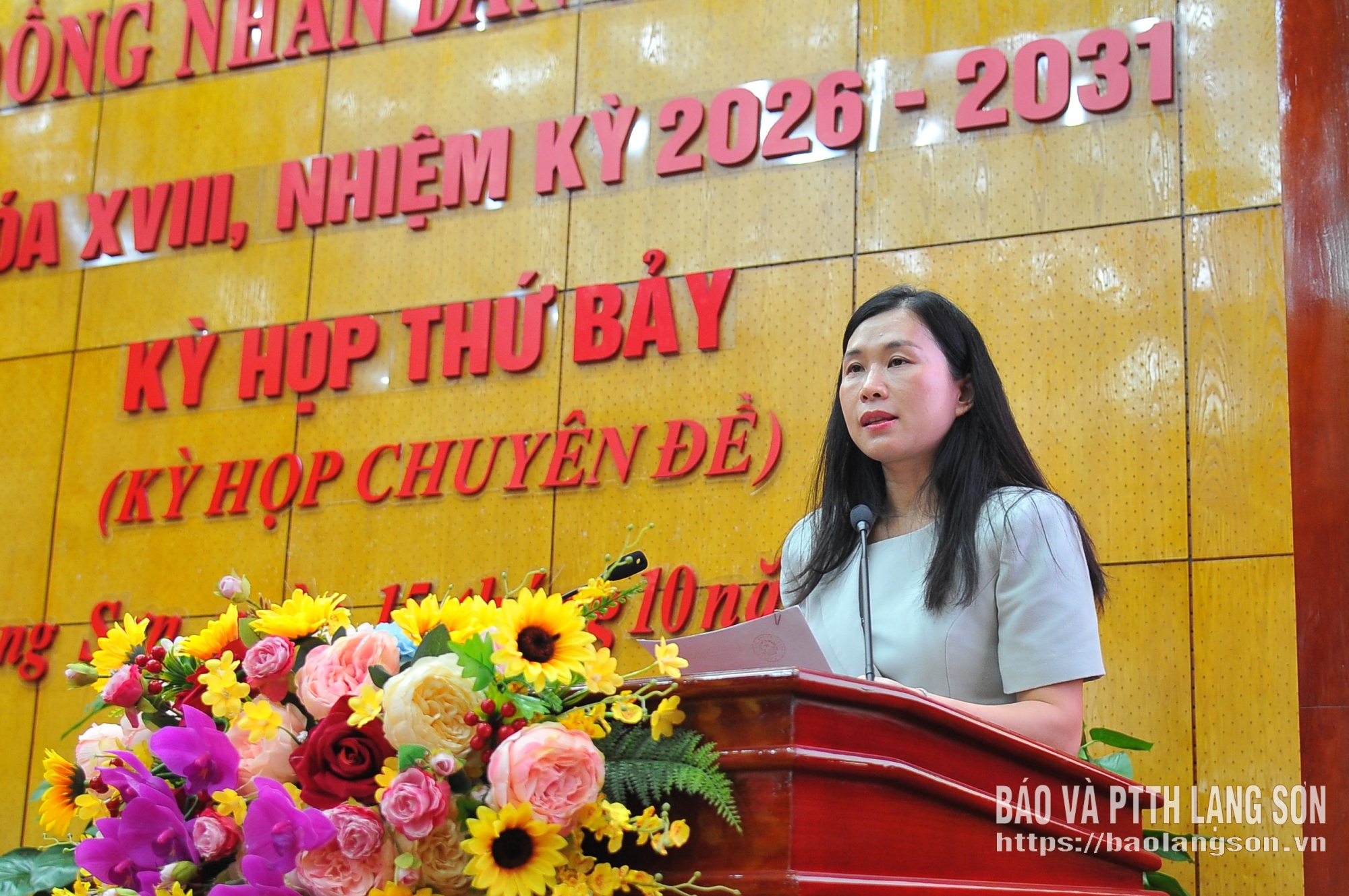 Đồng chí Trần Thanh Nhàn, Phó Chủ tịch UBND tỉnh trình bày tờ trình về giới thiệu nhân sự bầu Ủy viên UBND tỉnh khóa XVIII nhiệm kỳ 2026 - 2031