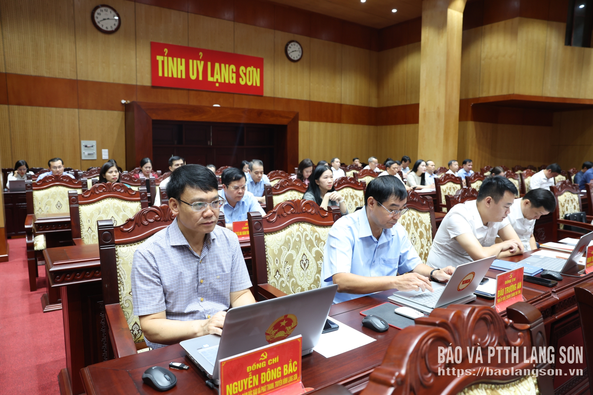 Các đại biểu nghe truyền đạt chuy