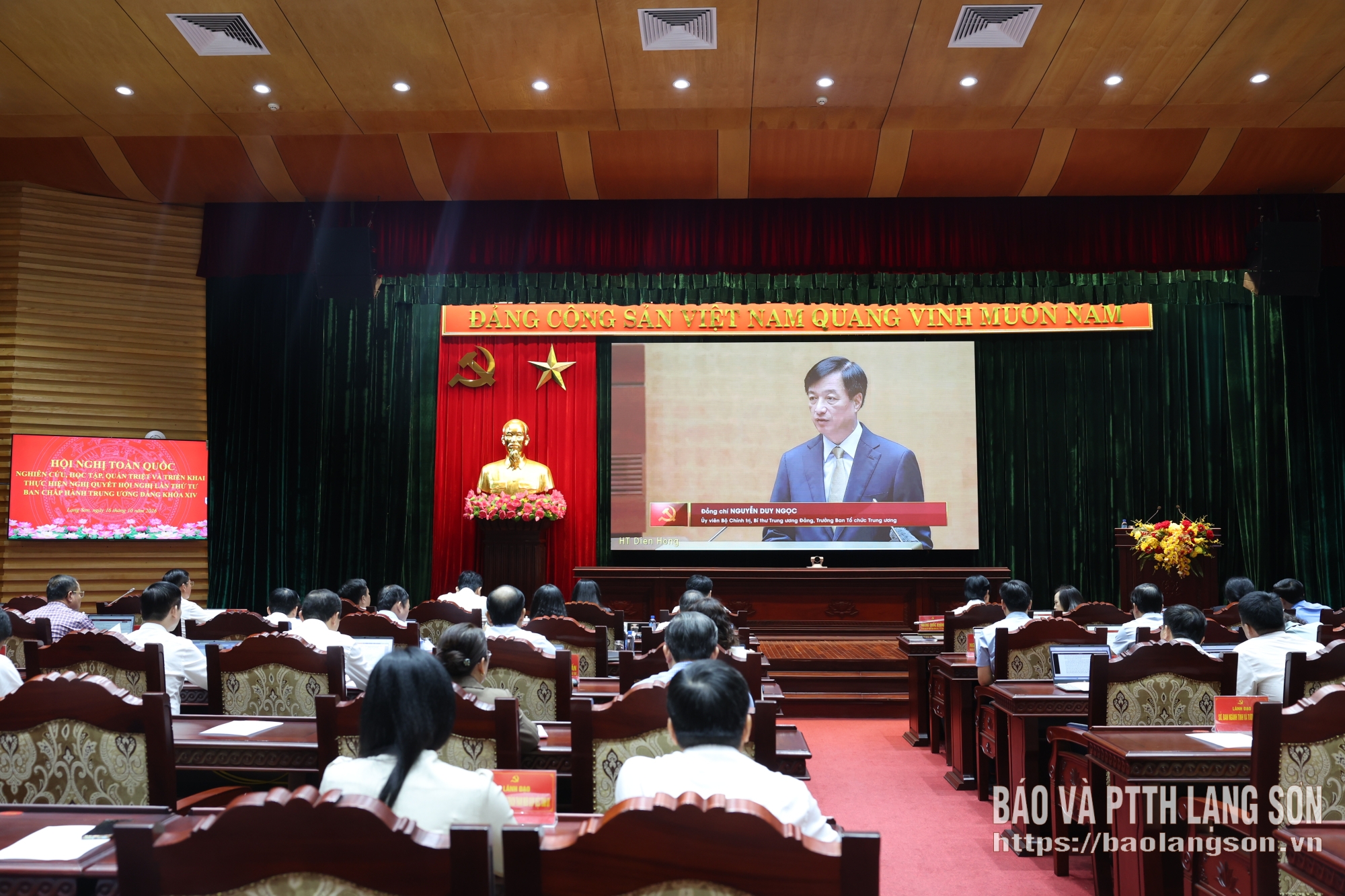 Đồng chí Nguyễn Duy Ngọc, Ủy viên Bộ Chính trị, Bí thư Trung ương Đảng, Trưởng Ban Tổ chức Trung ương truyền đạt các nghị quyết tại hội nghị
