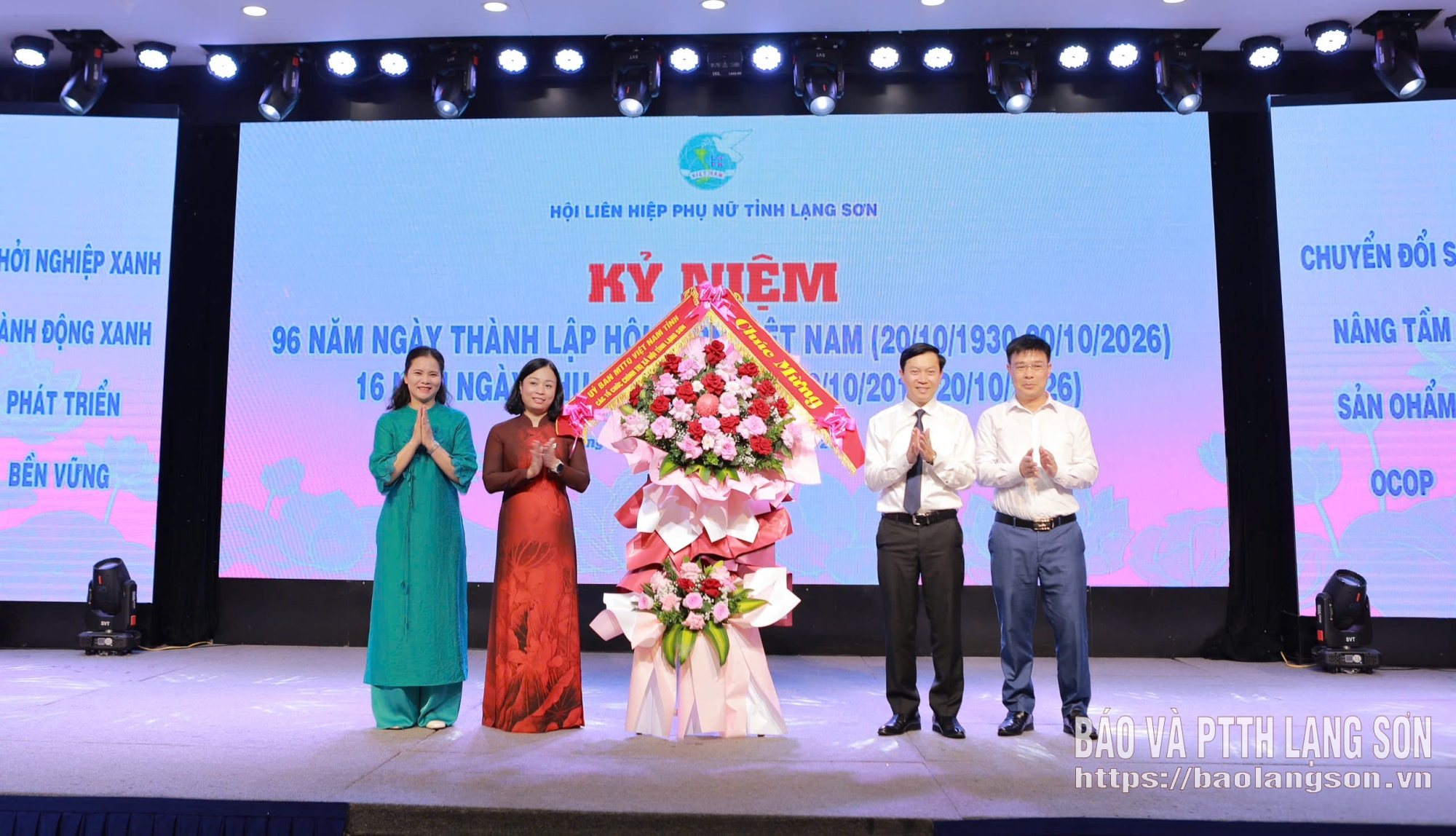 Lãnh đạo Uỷ ban MTTQ Việt Nam tỉnh tặng hoa chúc mừng cho Hội LHPN tỉnh