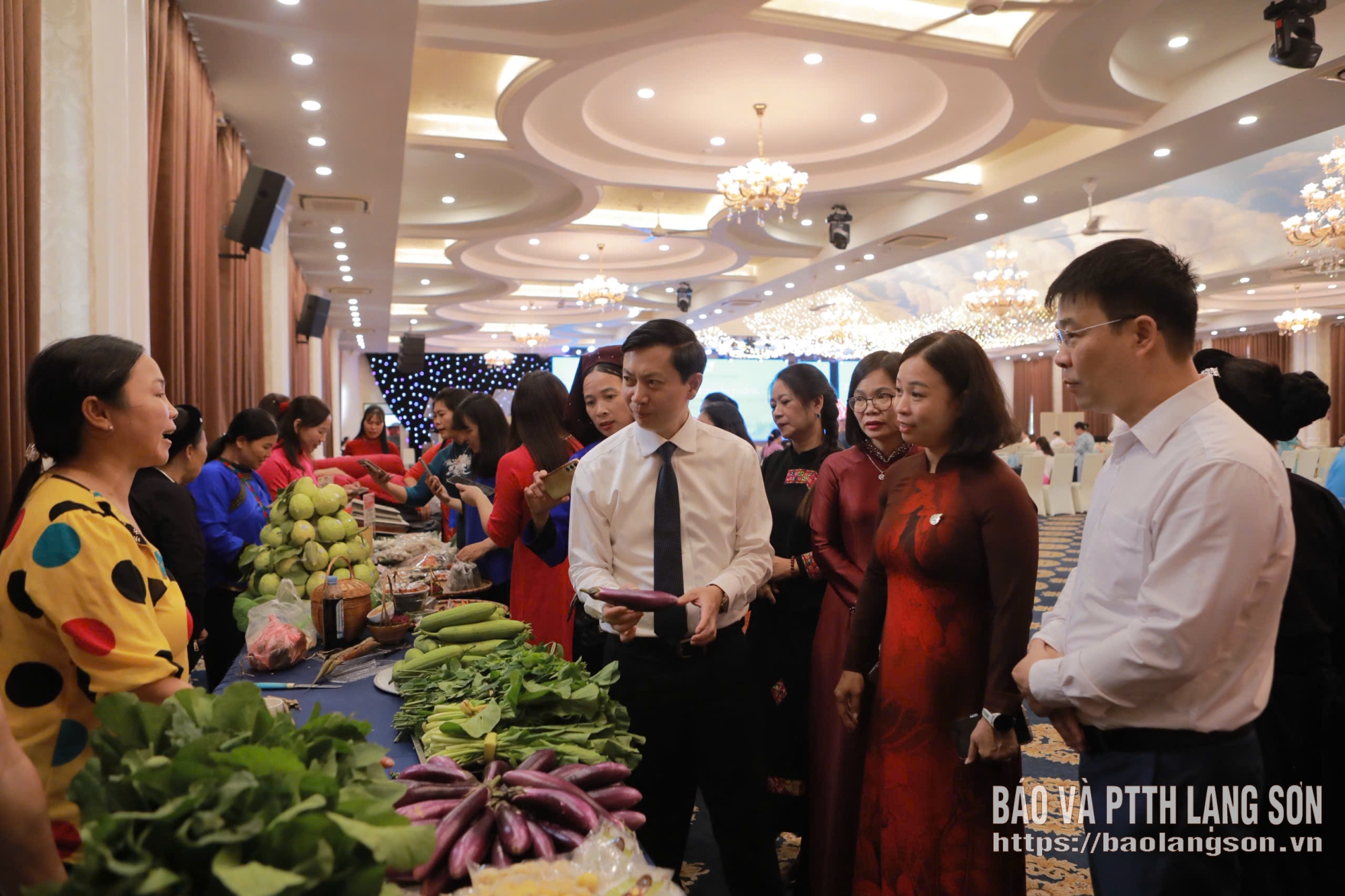 Các đại biểu tham quan gian hàng khởi nghiệp của hội viên phụ nữ