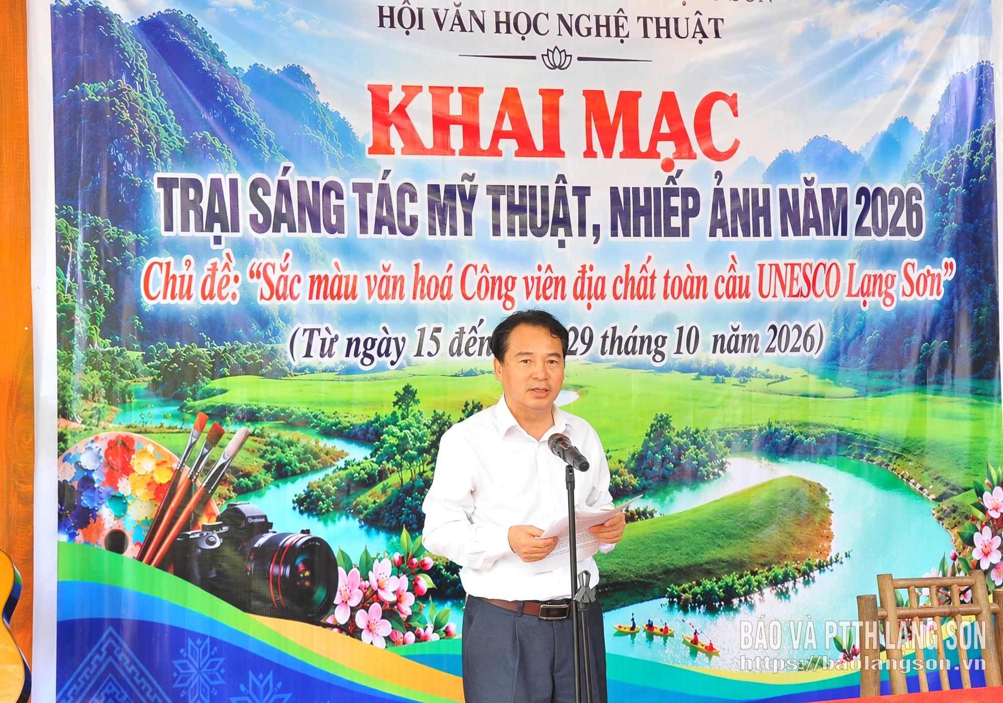 Lãnh đạo Hội VHNT tỉnh phát biểu khai mạc trại sáng tác