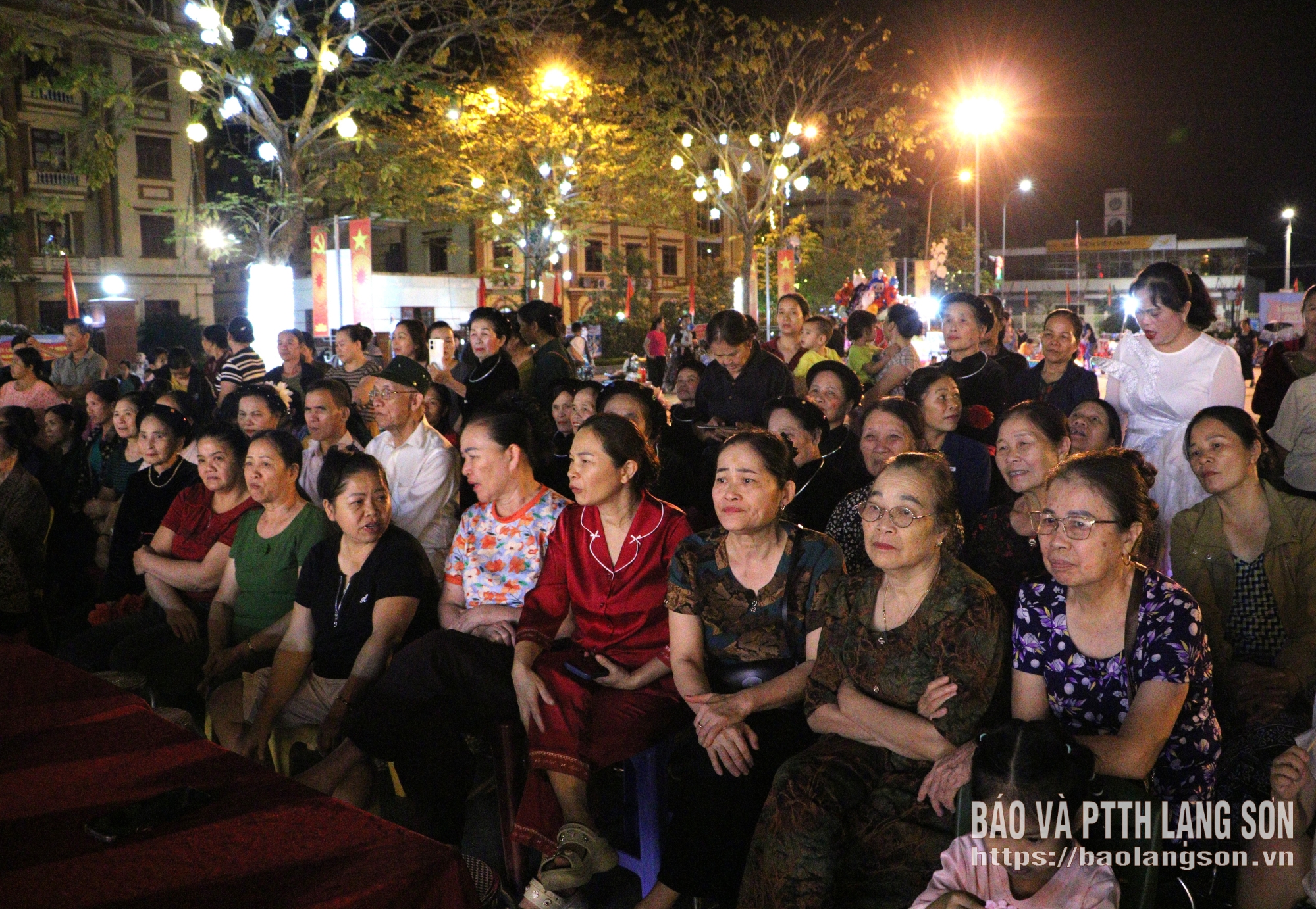 Đông đảo người dân theo dõi chương trình