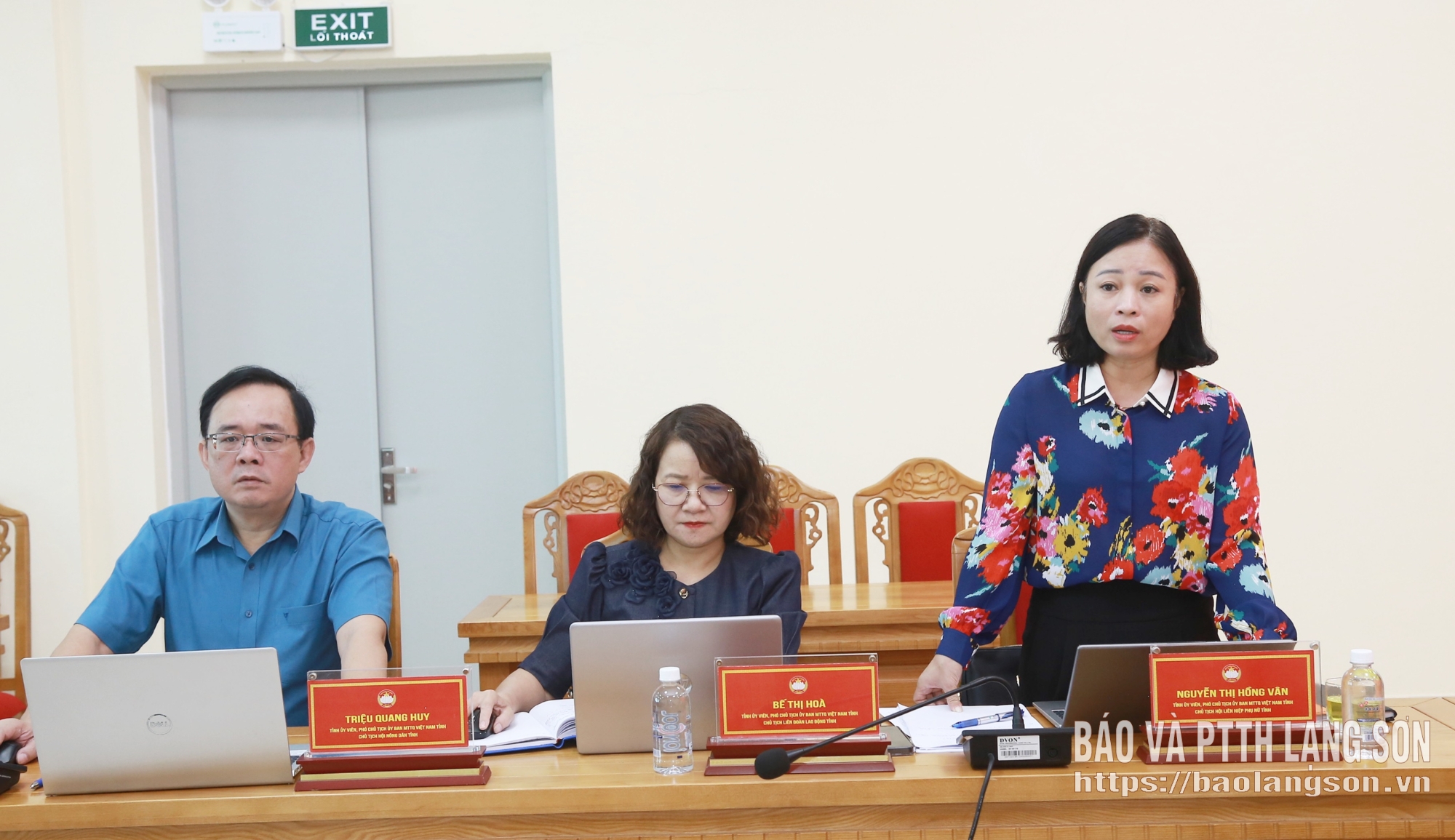 Phó Chủ tịch Ủy ban MTTQ Việt Nam tỉnh, Chủ tịch Hội Liên hiệp Phụ nữ tỉnh phát biểu thảo luận tại cuộc họp