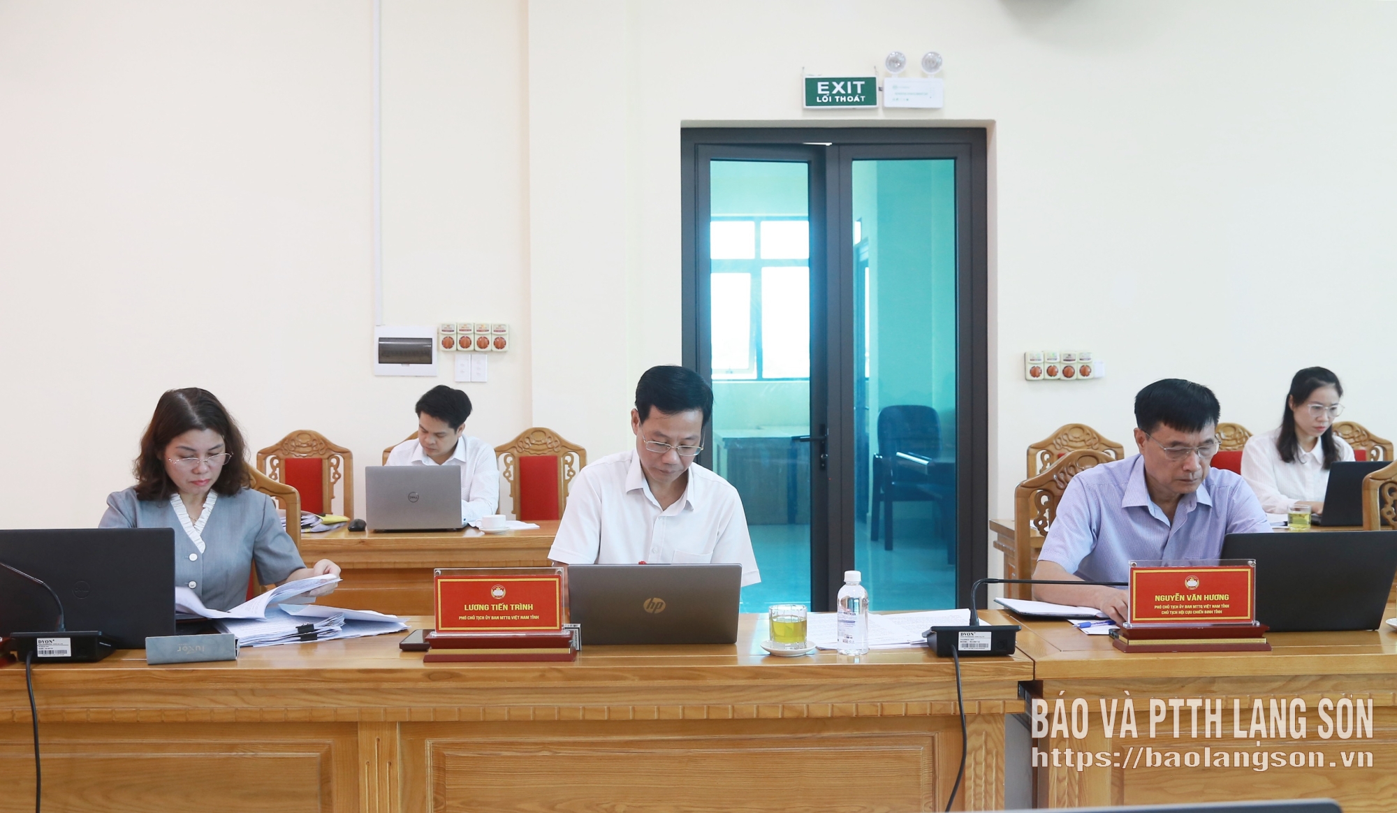 Các đại biểu dự cuộc họp