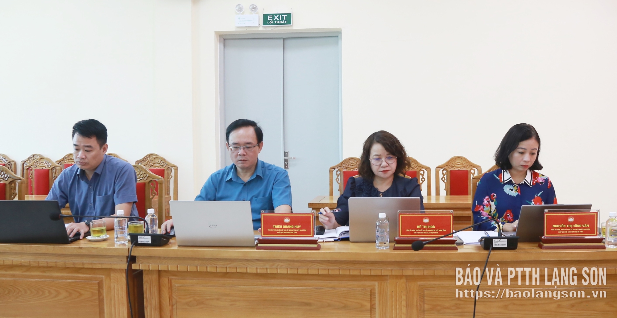 Các đại biểu dự cuộc họp
