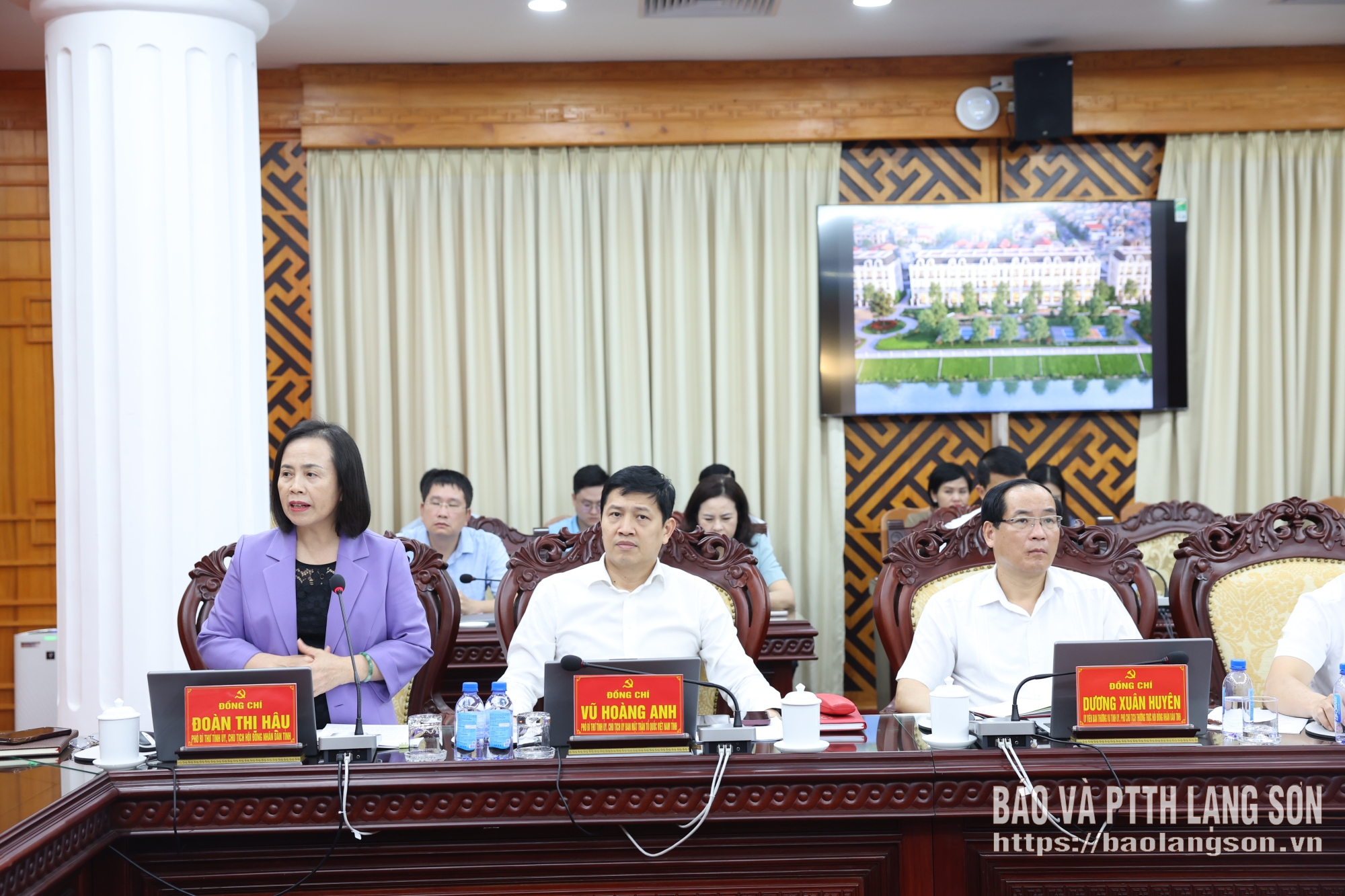 Đồng chí Đoàn Thị Hậu, Phó Bí thư Tỉnh ủy, Chủ tịch HĐND tỉnh phát biểu tại hội nghị