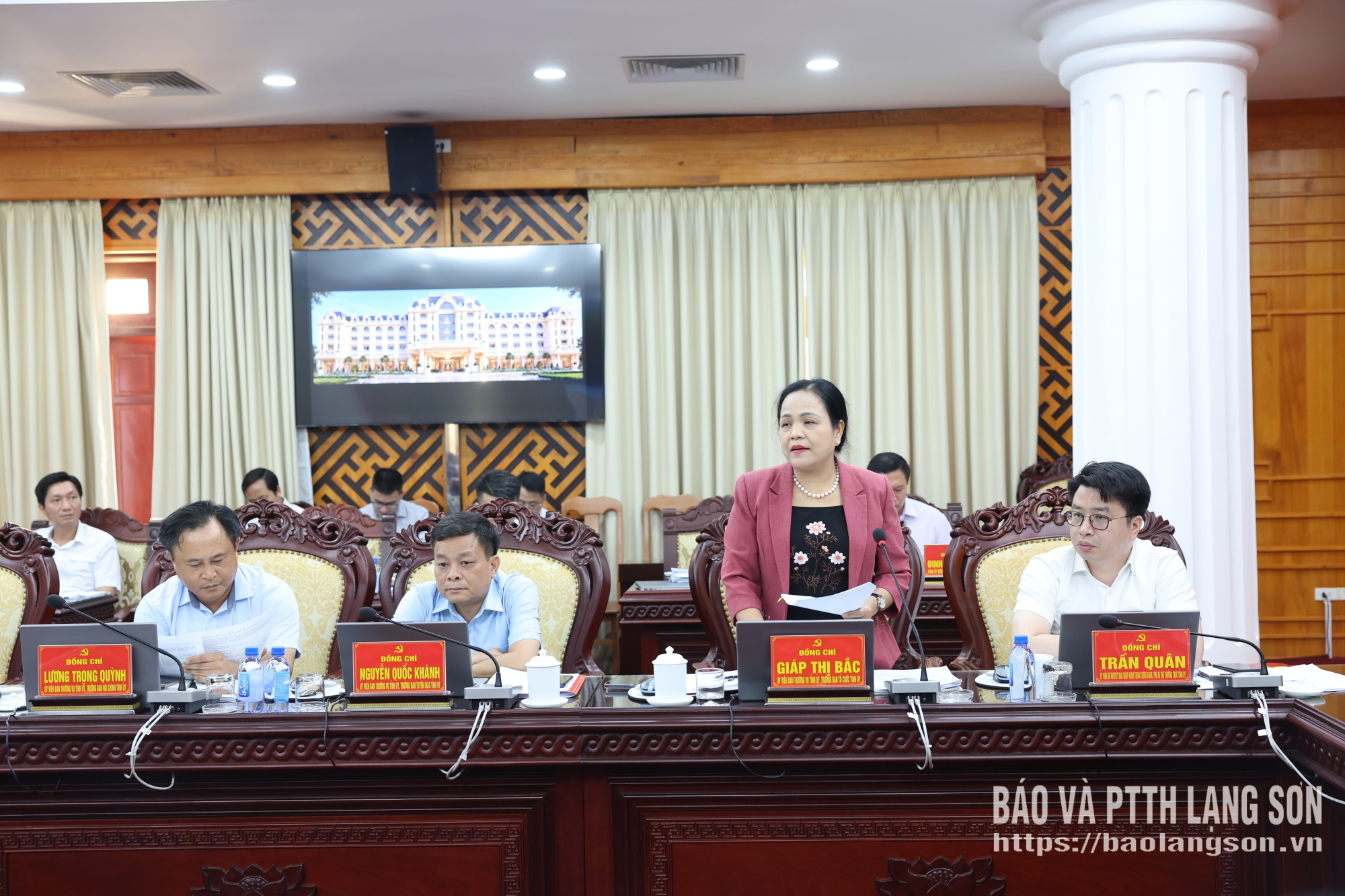 Đồng chí Giáp Thị Bắc, Ủy viên Ban Thường vụ Tỉnh ủy, Trưởng Ban Tổ chức Tỉnh ủy phát biểu tại hội nghị