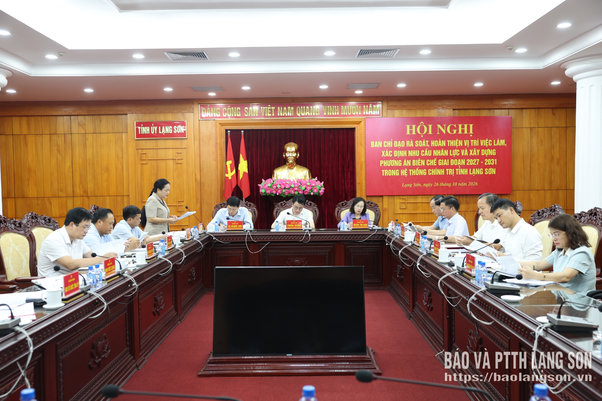 Lãnh đạo Ban Tổ chức Tỉnh ủy trình bày kế hoạch triển khai thực hiện nhiệm vụ rà soát, hoàn thiện vị trí việc làm tại hội nghị