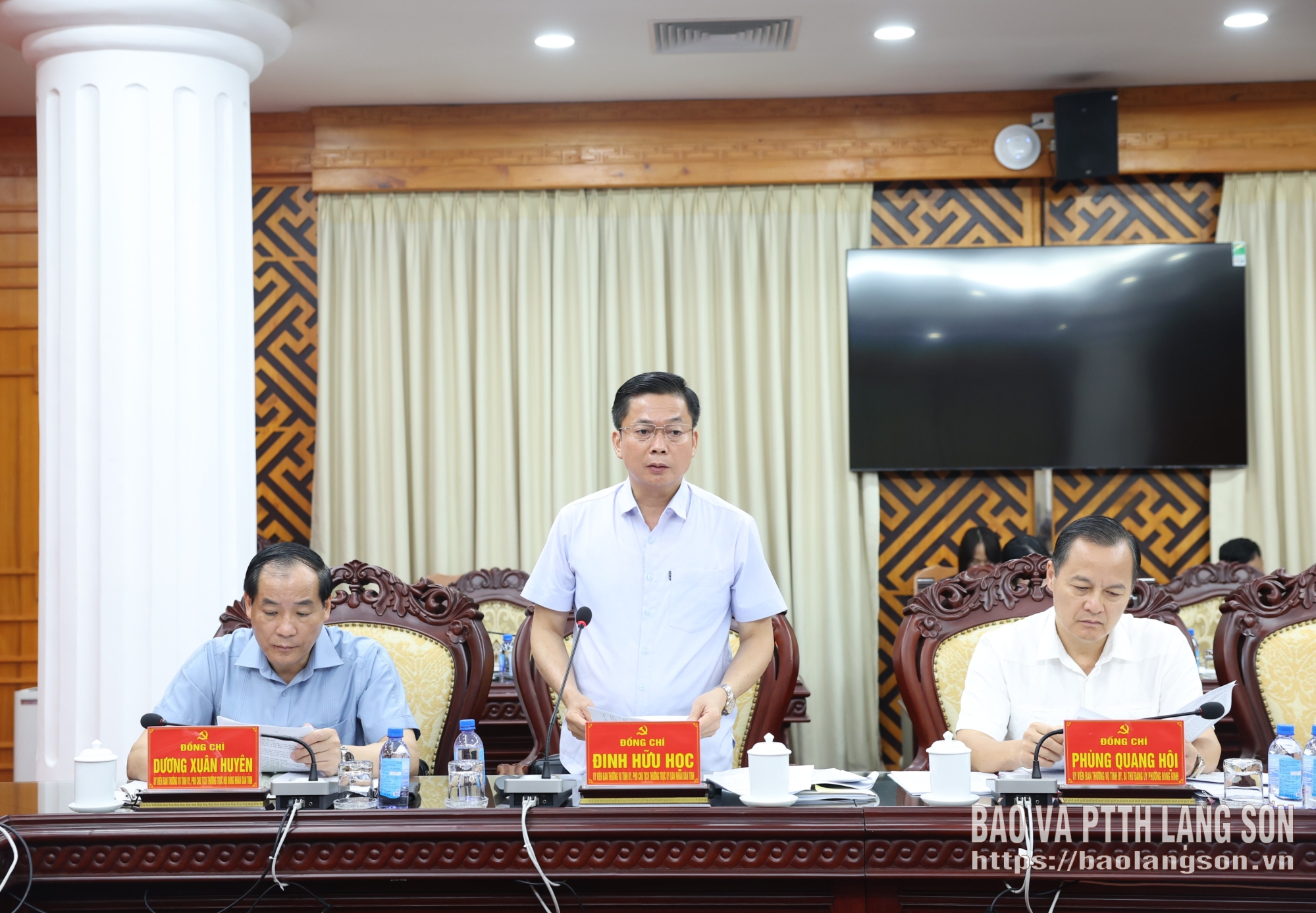 Đồng chí Đinh Hữu Học, Ủy viên Ban Thường vụ Tỉnh ủy, Phó Chủ tịch Thường trực UBND tỉnh phát biểu tại hội nghị