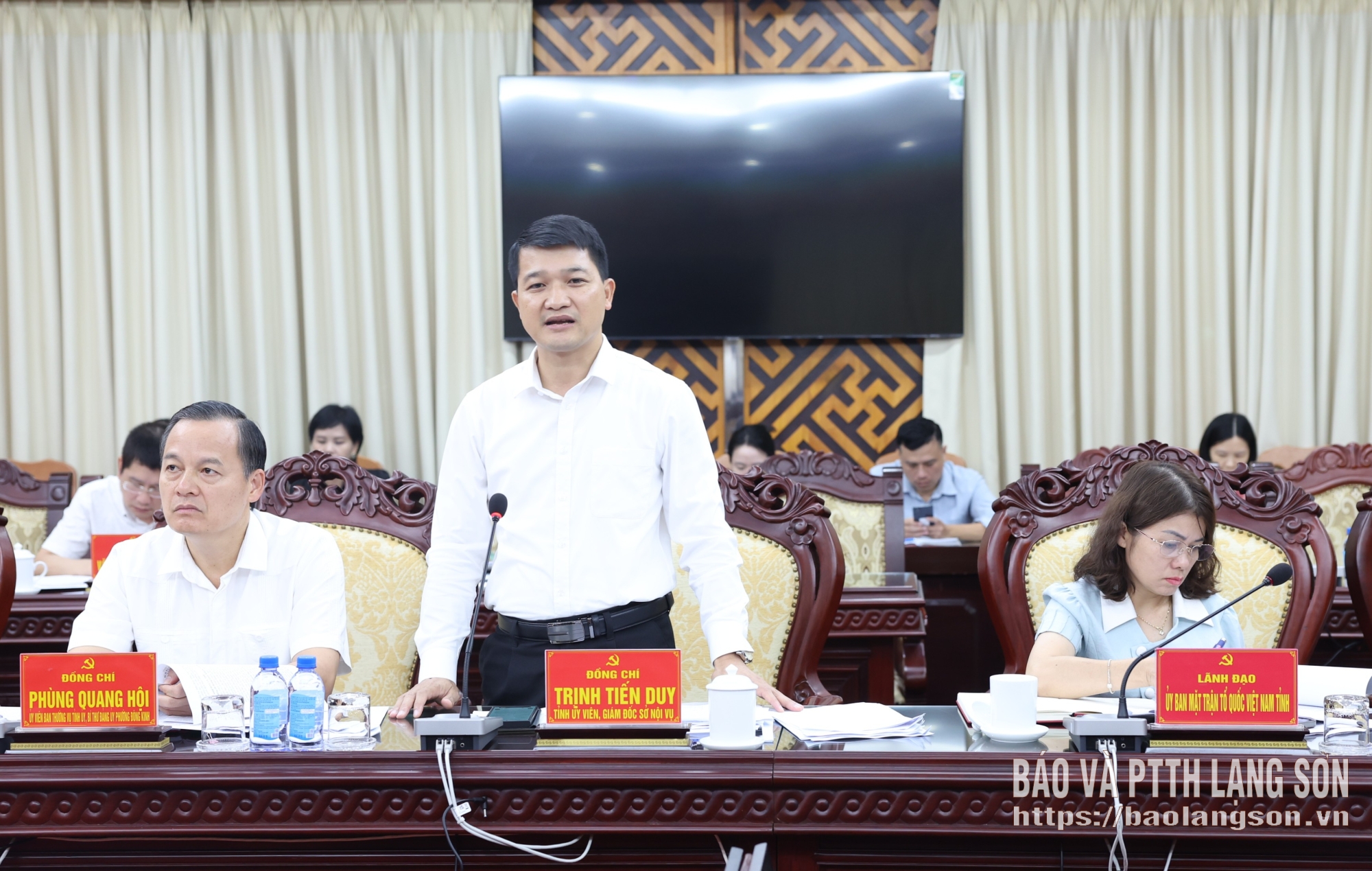 Lãnh đạo Sở Nội vụ báo cáo một số nội dung tại hội nghị